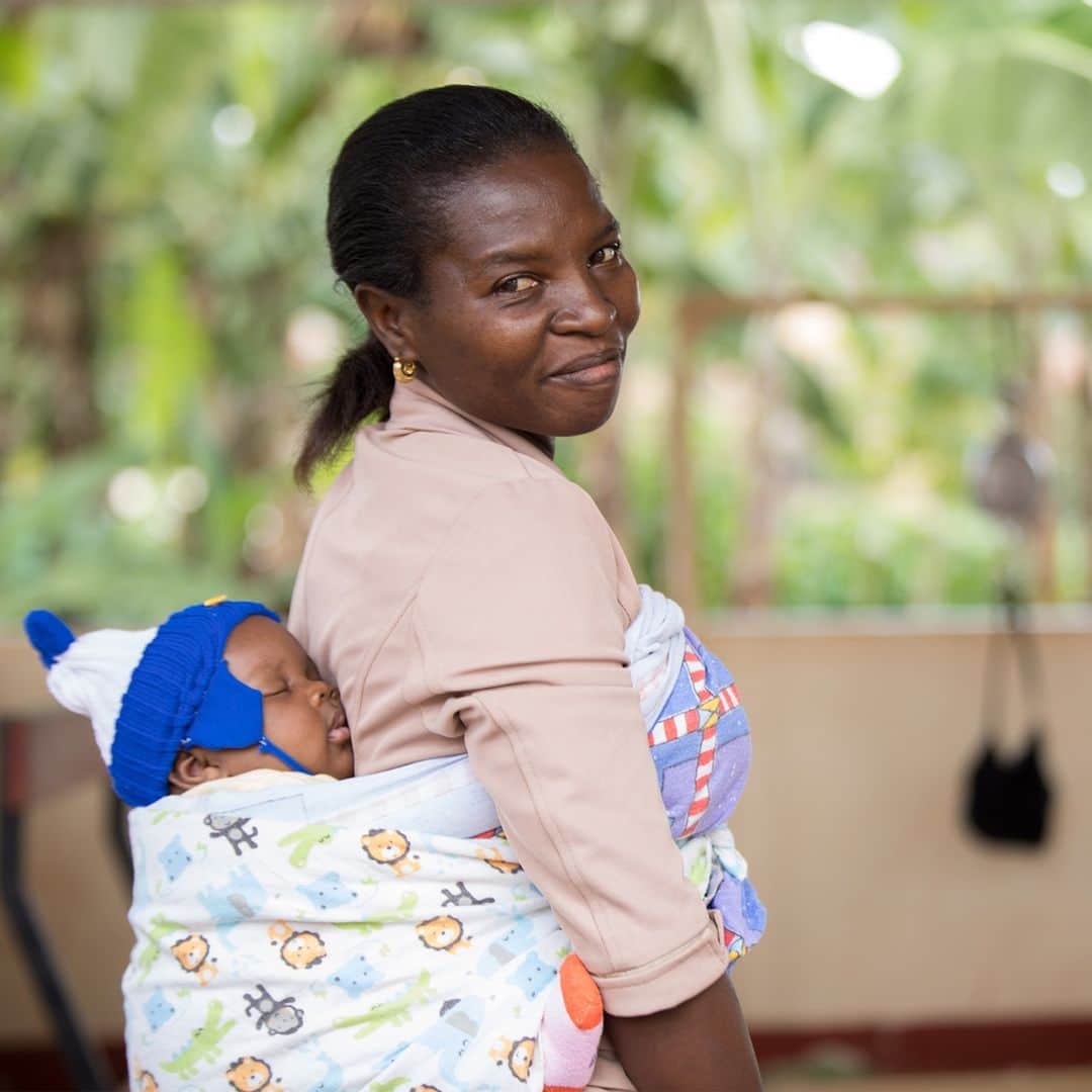unicefさんのインスタグラム写真 - (unicefInstagram)「“I came because I want to protect my baby from bad diseases like measles,” said Annet, after walking to reach a health centre in Uganda during the #COVID19 outbreak. “I didn’t mind the distance because all I wanted was to have my baby immunized. I am even willing to support mothers who can’t walk this far. I volunteered to support my neighbour, who has twins, by helping her carry one baby.”⠀ ⠀ Limited public transport, fear of COVID-19 infection, lockdowns and other restrictions are making it difficult for many families to access health care right now. But parents are determined to continue their children’s vaccinations and we’re urging all governments to make that possible. ⠀ ⠀ #VaccinesWork © UNICEF/UNI325790/Abdul」12月1日 8時10分 - unicef