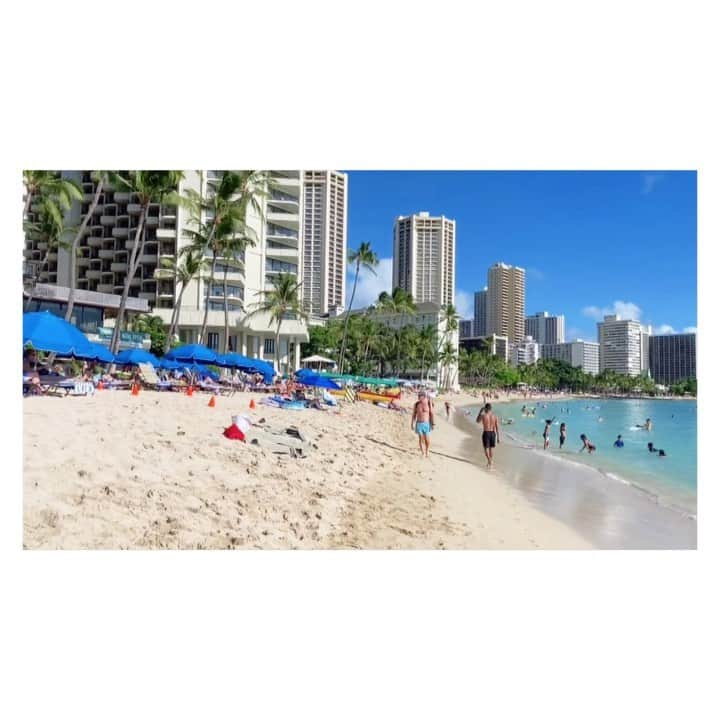 荒川れん子のインスタグラム：「I was so surprised that so many people in Waikiki beach yesterday😳 It’s like a before😳😳😳 昨日の日曜日、久しぶりにワイキキに行ってびっくり。まるで以前のように、溢れんばかりの人達でいっぱい。日本人観光客はまだほとんど見られないけれど、久々にこんなに人がいるワイキキを見て、ただただビックリ…。 . . #hawaii #aloha #happy #hilife #travel #instagood #waikiki #beach #instagenichawaii #holiday #luckywelivehawaii #lifeisajourney #lovehawaii #ハワイ #ハワイ生活 #ハワイ暮らし #ハワイ在住 #旅 #日々の暮らし #ハワイ旅行 #今のハワイ #ハワイ好き #ハワイ好きな人と繋がりたい #海 #ビーチ #ハワれん #撮影 #観光 #ワイキキ #日曜日」