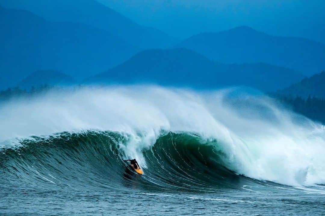 surflineさんのインスタグラム写真 - (surflineInstagram)「As the air cools down, swell season heats up in the Pacific Northwest. From Vancouver Island down to Washington and Oregon, the whole region comes alive in the fall – just don’t forget to pack extra neoprene and a toasty mug of coffee. Someone who welcomes this changing of the seasons every year is Tofino-based photog @marcuspaladino . And this year’s been no different, as seen from the shots above.  Hit the link in bio to see more from ‘Canadian Harvest’, a slideshow of Paladino’s best so far this season.」12月1日 8時15分 - surfline