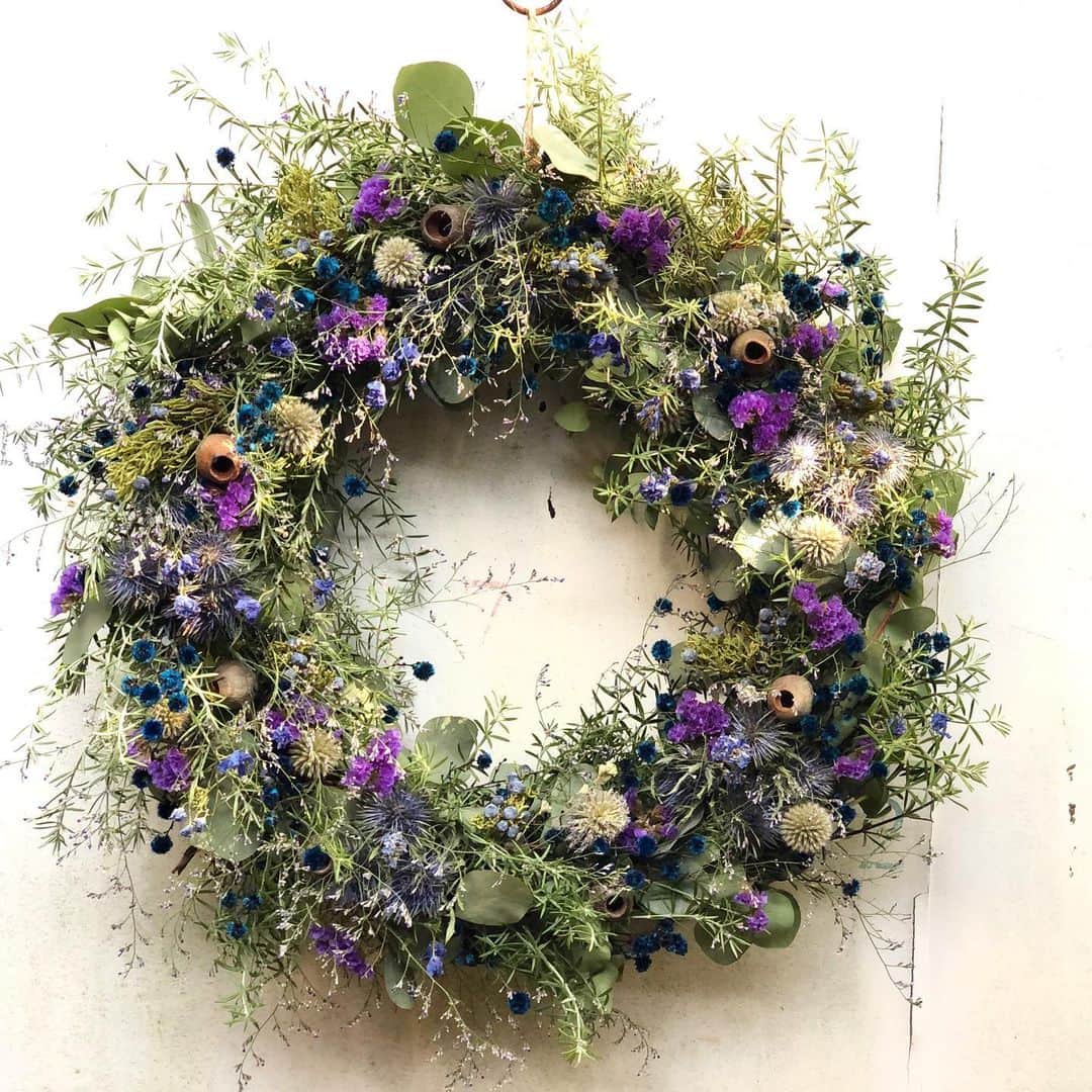 アンヘロ・カロ・ヌエバスさんのインスタグラム写真 - (アンヘロ・カロ・ヌエバスInstagram)「おはようございます。 とうとう12月。 お尻の火がぼうぼうと燃え上がってきました。笑&汗 あと1か月もどうぞよろしくお願いします。  #flowers  #花のある暮らし  #wreath  #リース #driedflowers  #ドライフラワー #ドライフラワーのある暮らし」12月1日 8時18分 - caro_angelo