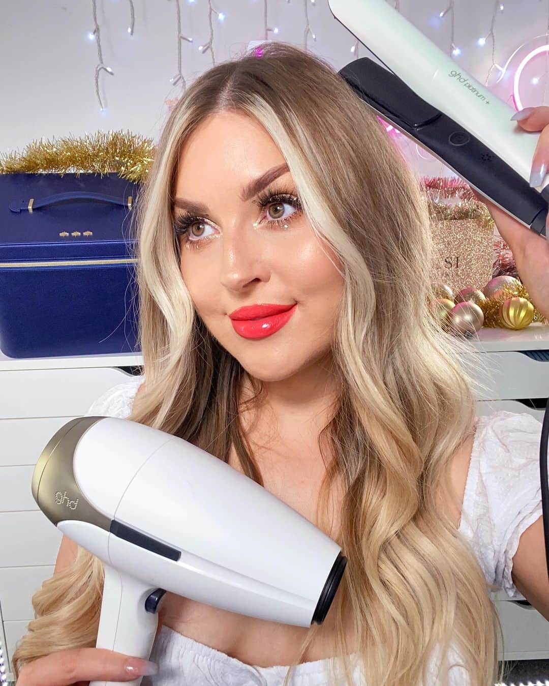 Shannonのインスタグラム：「#Ad  I can’t believe it’s December already... like... how 🤨 if you haven’t already gotten your hands on the limited edition @ghdhair_anz Wish Upon A Star collection, make sure you get in quick as it’s the last week now to ensure it arrives in time for Christmas Day! 🎅🏼 feel free to send this post to your family or partner for a not so subtle hint 😂💓 #ghdchristmas #givelikeaqueen」