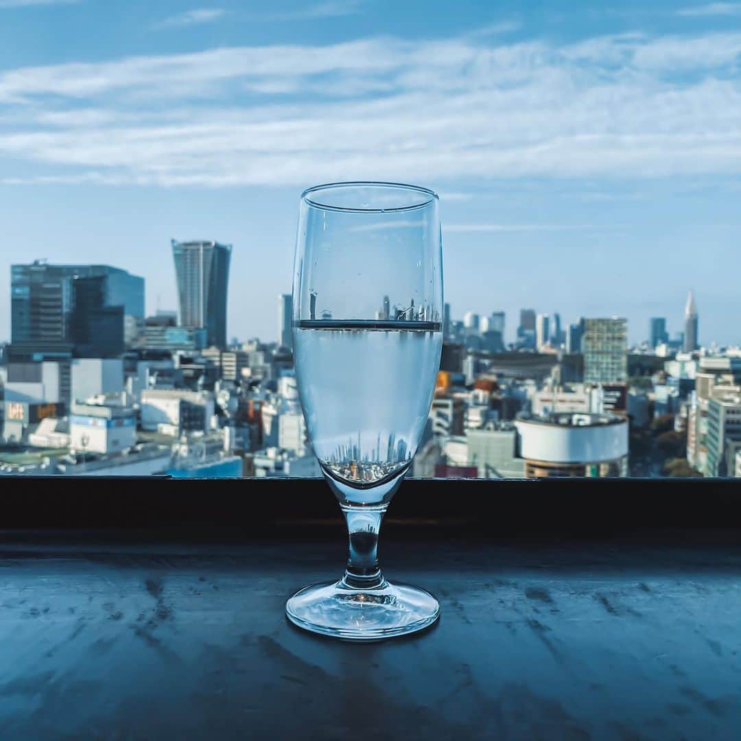 鈴木芳奈のインスタグラム：「その一瞬は、その瞬間しかなくて、 感じたこの『 』を 見逃さずに大切にしたい。  12月、そしてみなさん ＼おはようございます／  #gm #おはようございます  #山形出身 #役者 #俳優 #女優 #act #actor #actress #12月」