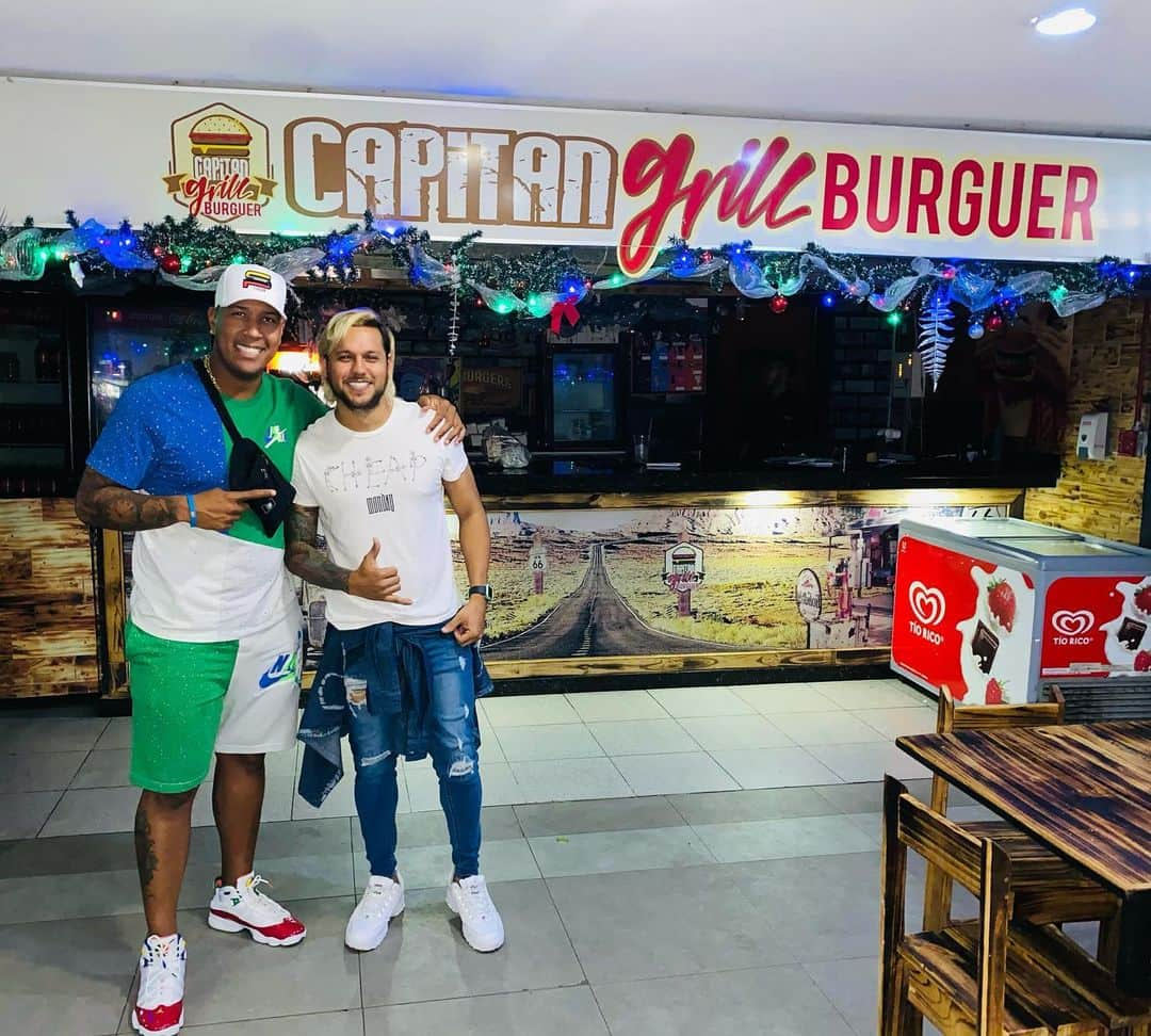 サルバドール・ペレスのインスタグラム：「Les recomiendo a la mejores hamburguesas de VENEZUELA!!! Ubicados en el C.C. Concepto la Granja, todos los días, y los pre-despachos en tragos!!! Síganlos..!! Valencia - Edo. Carabobo  . @capitangrillburguer  @capitansweetandbeer  . . #Hamburguesas #Pepitos #Mojitos #tragos #curdas #cervezas #naguanagua #valencia #Burguer #capitan #comida #comeenvalencia #comocerdito #comelones #groserosvzla」