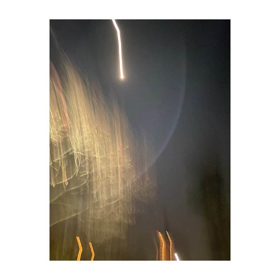 HiRAO INCのインスタグラム：「. 期せずして撮れていた 満月の写真  夜の散歩の途中 フィルターの向こうは 目で見えてるものとは違う世界だった  と、朝に気づく  この写真の場所は 2012年にも夢でみてる世界 沢山の花火 巨大な弥勒菩薩 地上から宇宙に登るオレンジの光たち 昭和な空間 お寺に続く路地 横丁 商店街 喜び、お祝いする人々  不思議と同じ夢を、友人も見ていた  きっと今また、変化の時を お祝いしてるんだね  10.30」