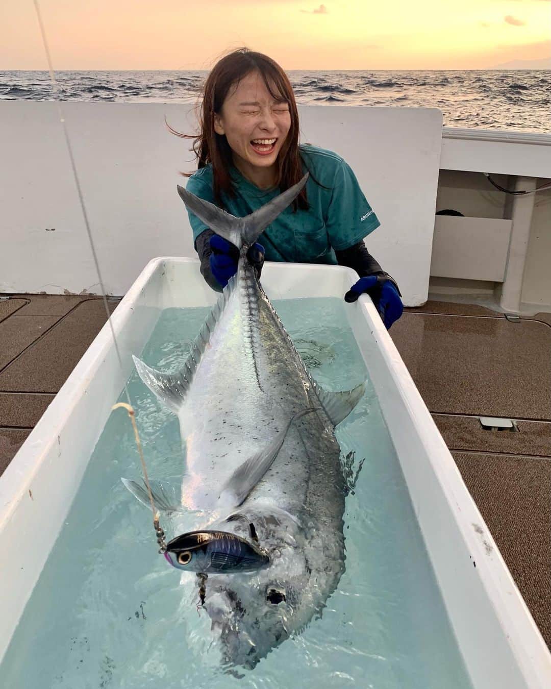 高本采実のインスタグラム：「🎣 【2020.11.22 国内初ＧＴ-giant trevally-】  ようやく...!!!  前回のサメＧＴから念願のリベンジでもあり 今年の目標でもあった 国内初ＧＴ‼️  やっっっと釣れました😭✨✨  キャストして一投目、 着水とほぼ同時に魚の当たりがあり くいっくいっ と引く感じが、 あれ？キハダか何か、違う魚かも と思い ひとりでこっそりごりごりリーリングしていたら ランディングしてもらおうと姿が見えてびっくり‼️😂  まさかのＧＴでした🥺🤍  ジジジジジーっと急激に走る引きではなかったので てっきり魚違いだと思い込んでいたから  「えーーー‼️このタイミングで！？😳😂」  という感じで、あっさり釣り上げてしまいました😂  ６kgと、サイズは小さいですが 初ＧＴには変わりなく‼️  本当にこのスタートまで約1年半と長かったですが  大事な、最高な、 私にとって一生ものの嬉しい釣果となりました(((o(*ﾟ▽ﾟ*)o)))  これからはサイズアップを目指していきますよ‼️🤤🎣  ｟tackle｠ rod：OCEA PLUGGER FULL TROTTLE 82MH @shimanofishing_jp  reel：SW8000HG @shimanofishing_jp  line：PE5号 leader：Ocean Record SHOCK LEADER 90lb @varivas_japan  zylon：ケプラーノット20号　よつあみ lure：HEAD DIP 175F FLASH BOOST @shimanofishing_jp  . . . . . #GT #ロウニンアジ #ジャイアントトレバリー #gianttrevally  #gtfishing  #キャスティング #casting #キャスト #大物 #大物釣り #釣り動画 #ビッグディッパー #bigdipper #トカラ列島 #奄美大島 #魚好き #釣り #釣果 #tsurihackフォト  #釣り好き #釣りガール #大物ハンター #ルアルアチャンネル  #ブンブンイメージガール #アングラー #fishinggirl #钓鱼 #高本采実 #あやみん #ayamistagram」
