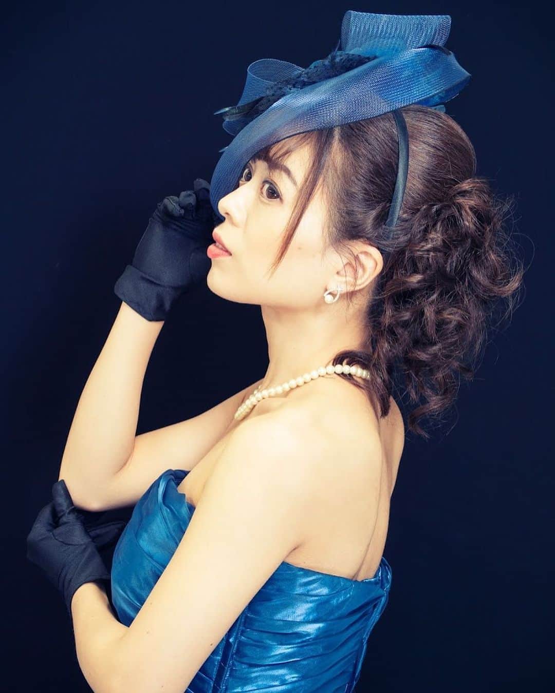 及川愛未のインスタグラム：「昨日の満月綺麗だった！  takafumiさんコレクション👗濃紺dress make-up TAKAFUMIさん hairset TAKAFUMIさん styling  TAKAFUMIさん . . #shooting #撮影 #model #サロンモデル #ブライダル #ウェディングモデル #ブライダルモデル　 #ポートレートしま専科  #ポートレート  #photography  #写真  #写真好きな人と繋がりたい  #写真撮るの好き人と繋がりたい  #portraitmodel  #東京カメラ部  #カメラマン募集  #ファインダー #ファインダー越しの私の世界 #結婚式 #月夜 #満月 #月食  #makeup #hairmake #hairset #bridal #ヘッドドレス #TAKAFUMIさん #goodmorning  #followme ‪ ‬」
