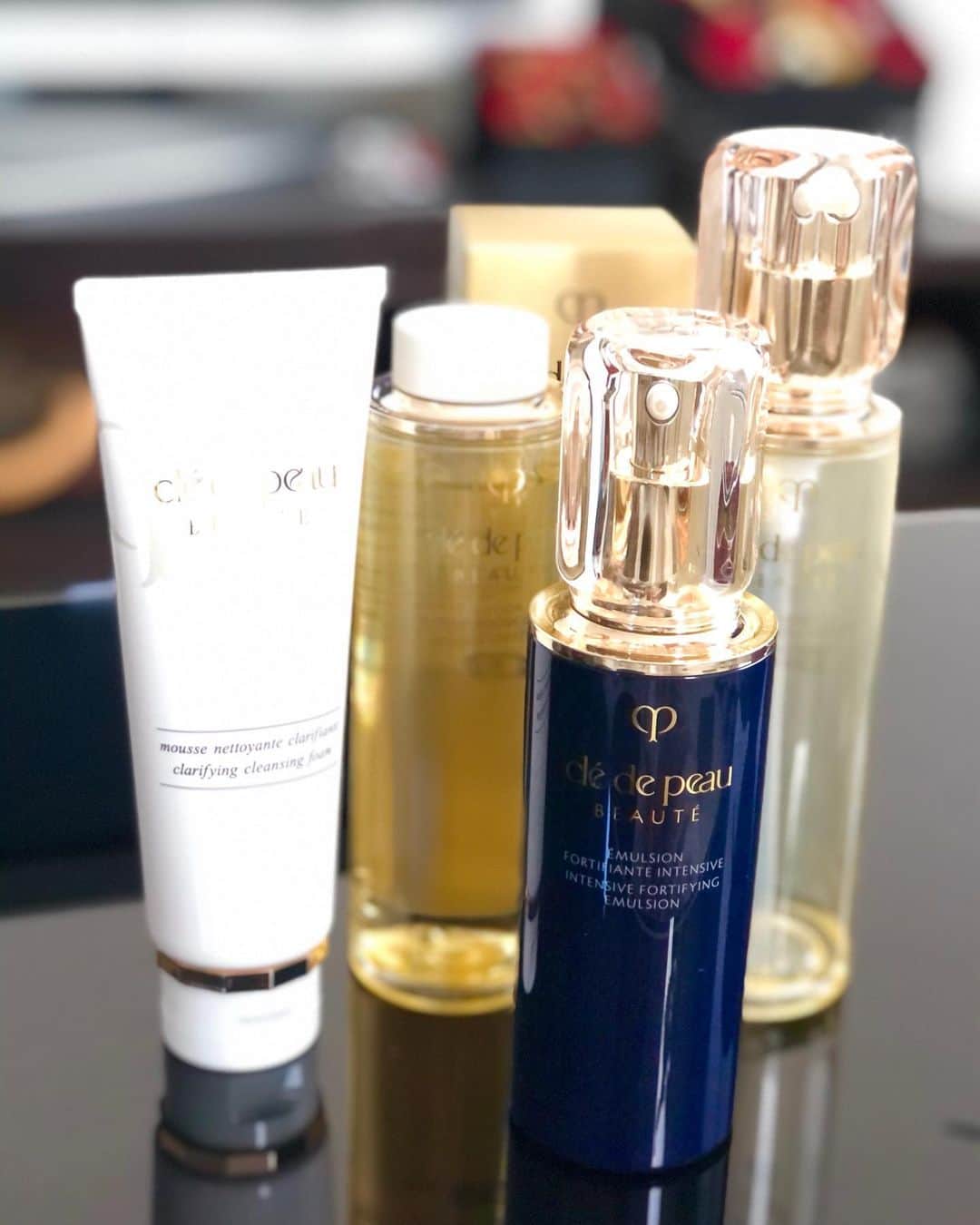 nobukoのインスタグラム：「クレ・ド・ポーの化粧水が無くなったのでレフィルを買いにカウンターへ。 今まで乳液自体買ったことないと言ったらびっくりされて、そこはやってください😂と親切なBAさんに勧められ、ついに乳液を購入する日が来ました✨ 美容液でペタペタするからいいかという、そこだけ急にO型のテキトーさを発揮していたので反省。 他にも妹にケアセットをプレゼント🎁で買ったら洗顔を一本でもらえました🙏  #クレドポーボーテ#cledepeaubeaute#乳液#いい気がする#太っ腹なギフト」