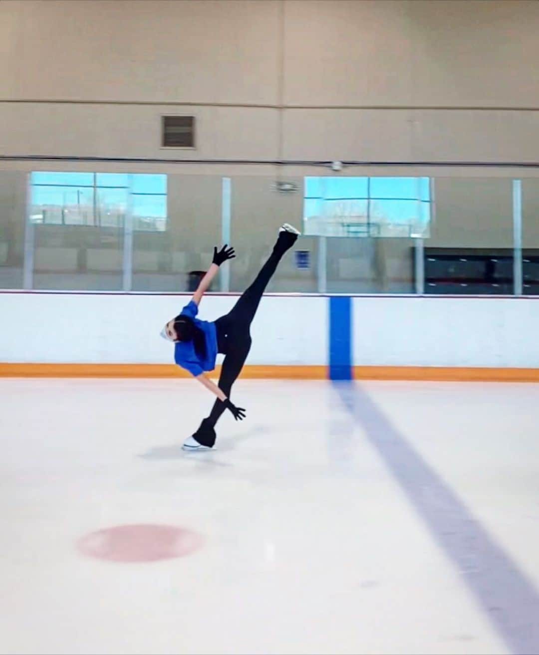 カレン・チェンのインスタグラム：「feeling v privileged & lucky that i’m able to continue to be on the ice during this pandemic. i know that rinks have been closing down & i understand how frustrating it can be, so please stay positive & ofc wear your mask when necessary! ♥️ #WearMaskWhile」