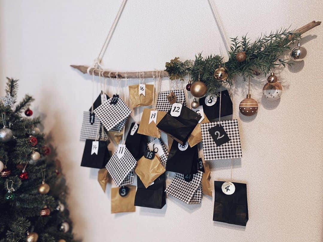 rats1316のインスタグラム：「・ 12月🎄  アドベントカレンダー📅 なんせ３人分のおやつをぶら下げなきゃなので重さが😅  高めに設置したけどにゃんこに壊されないことを願います🐈🐈 ・ ・ ・ #December#アドベントカレンダー#こどものいる暮らし#札幌ママ#北海道ママ」