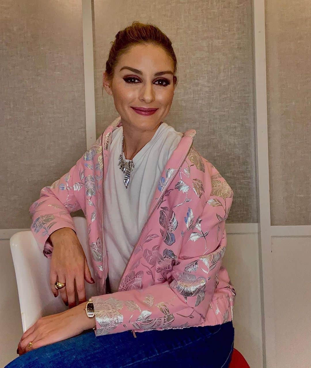 オリヴィア・パレルモのインスタグラム：「What’s better to do on a gloomy Monday afternoon 🌧 than chat fashion with friends? Had a great convo with the lovely @ayayoko_ and @itsmounaz as part of @fashiontrustarabia’s #FTAchats  series (if you missed it, you can check it out on their IGTV 📺). Stay tuned tomorrow as I go Live with THE @edwardbarsamian at 11:30am ET to kick off our holiday gift guide!!!!! 🎅🌲🎁」