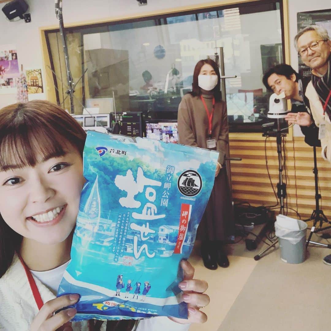 常盤よしこのインスタグラム：「. 放課後ていぼう日誌 コラボ塩せん うまぁ❤️  #rkkラジオ #さんさんラジオ #よしこのおすすめ  #塩せん #放課後ていぼう日誌  #芦北町 #岬の御塩商品」