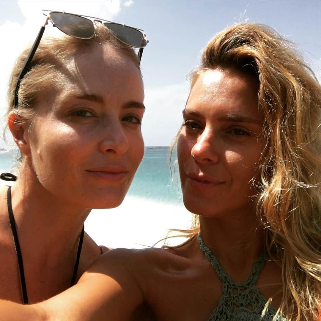 カロライナディークマンのインスタグラム：「angelina...  gosto de te chamar assim:  com o nome da sua mãe.  gosto de vc ter vindo dela  e o tanto dela q tem em vc.  e eu gosto da sua família,  do jeito q vc é mãe e filha.  gosto de ver a sua relação com o lu,  a construção do dia a dia nos andaimes do amor. gosto de vc amiga  e das suas amigas.  gosto de vc apresentadora,  atriz,  cantora,  modelo...  e isso tudo porque é vc.   vc, angelina,  q é sempre tão inteira.  q melhora tudo e sempre.  acho uma benção ter o meu caminho embolado no seu,  rezo com seu terço todas as noites,  e sei q mesmo distante,  tô em muitos momentos em q não não é possível estar, e isso é ouro.  te amo angelina,  e te desejo tanta coisa linda q nem sei... mas VC sabe!  ah, e pode trocar todas as vezes q eu disse q eu “gosto” no texto... na verdade, eu AMO mesmo.  feliz aniversário,  angelina.」