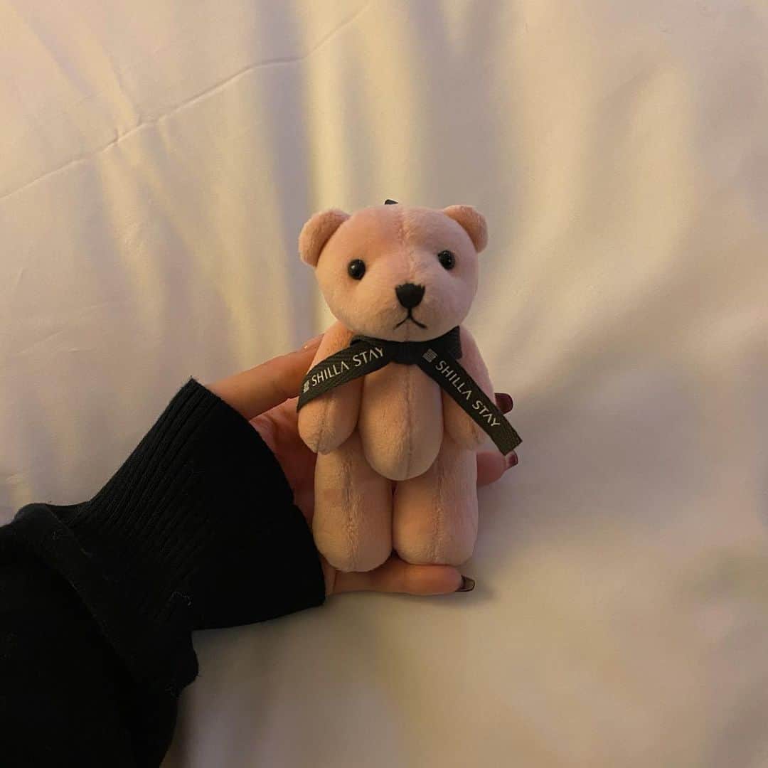 COCO さんのインスタグラム写真 - (COCO Instagram)「🧸 matching masks with Shilla Stay's teddy bell boy!  신라스테이 벨보이도 마스크 😷👍🏻 외로운 부산 출장, 편하게 신라스테이 해운대에서 하루를 보내고 갑니다🧸  #신라스테이 #신라스테이벨보이 #안심호캉스 #국내여행」11月30日 23時53分 - rilaccoco