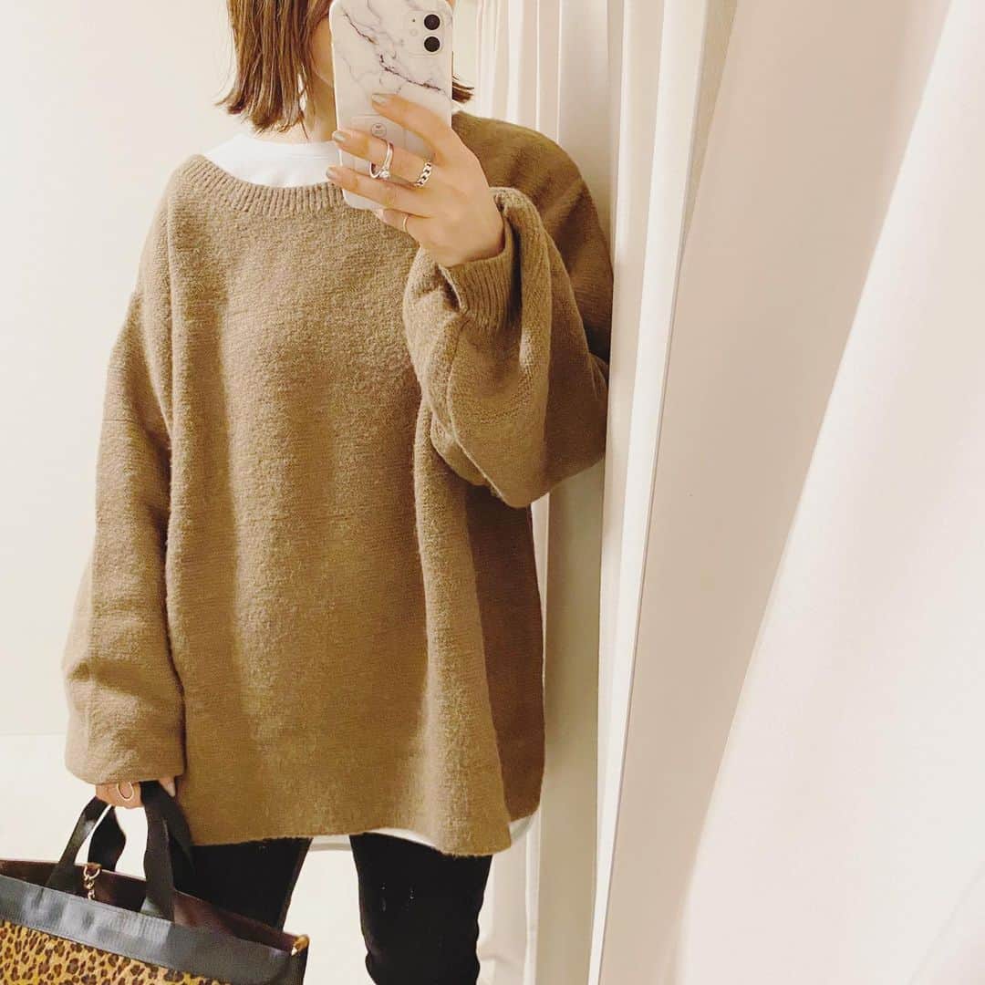 aiaiのインスタグラム：「❉❉❉❉ 首元開きすぎ…と思ってだけど これはこれで可愛いと思ってきた ニット @titivatejp   ❉❉❉❉  #titivate #titivatestyle  #オーバーサイズルーズニット #ニット  #バルーンスリーブニット   ❉❉❉❉  コーデの詳細はブログに書いています  𖤐𖤐𖤐𖤐  #fashion#outfit#style#coordinate#instagood#ootd#pic#instapic#コーデ#コーディネート#スタイリング#プチプラコーデ#本日のコーデ#大人カジュアル#プチプラ  #カジュアル ##アラフォー #アラフォーコーデ #アラフォーファッション#ジーンズコーデ#ざっくりニット#ブラウンコーデ」