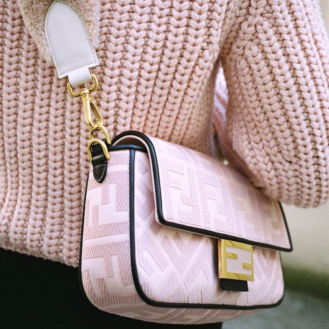 Fendiさんのインスタグラム写真 - (FendiInstagram)「#FendiGifts: plush textures, pretty pastel hues, and precious finishing touches guaranteed to delight. Get inspired and get gifting – link in bio. #FendiHoliday」11月30日 23時48分 - fendi