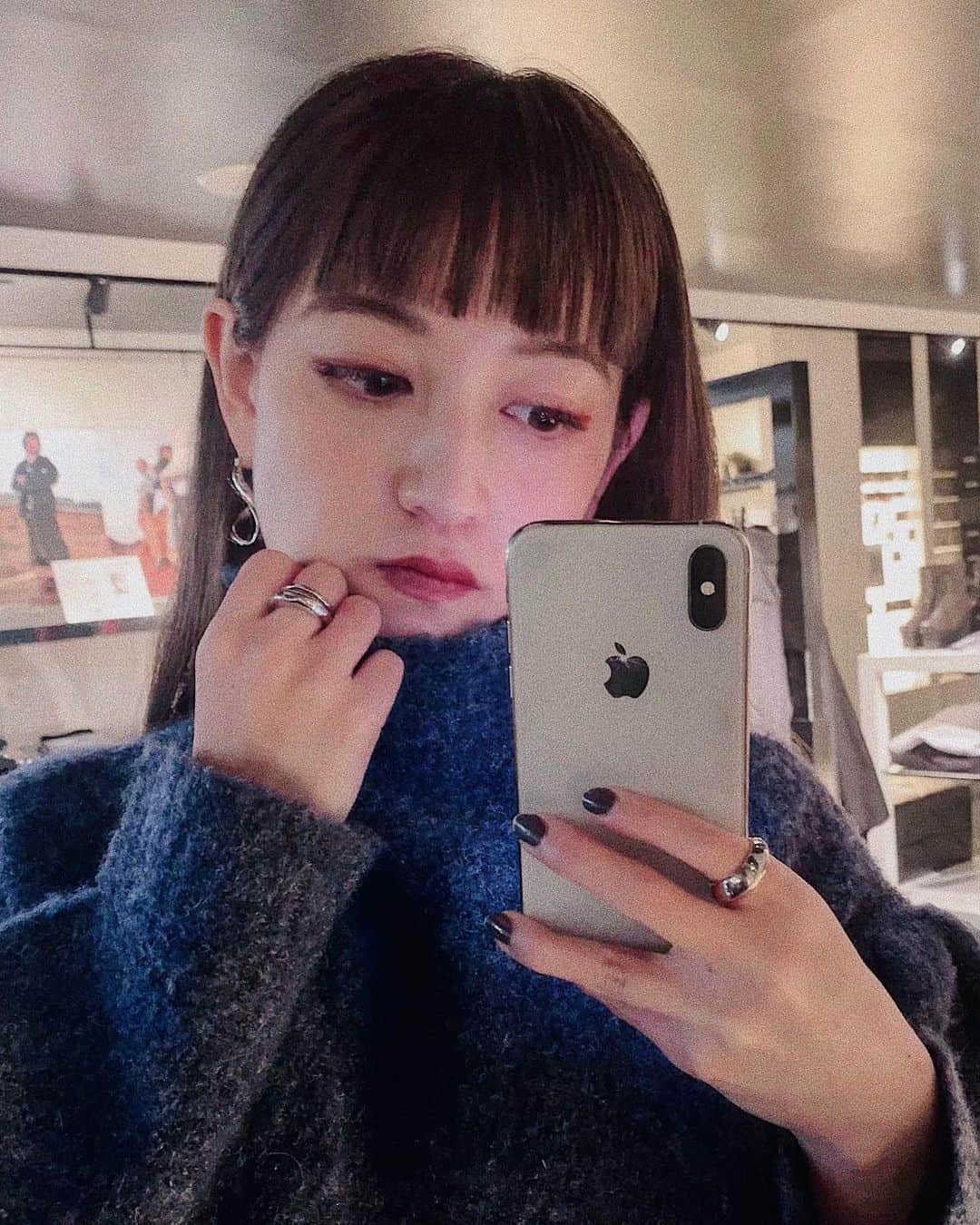井上 莉彩のインスタグラム：「. 今日のテーマ 私とニットとアクセサリー。 . ねじれぴあすがお気に入り♡ .」