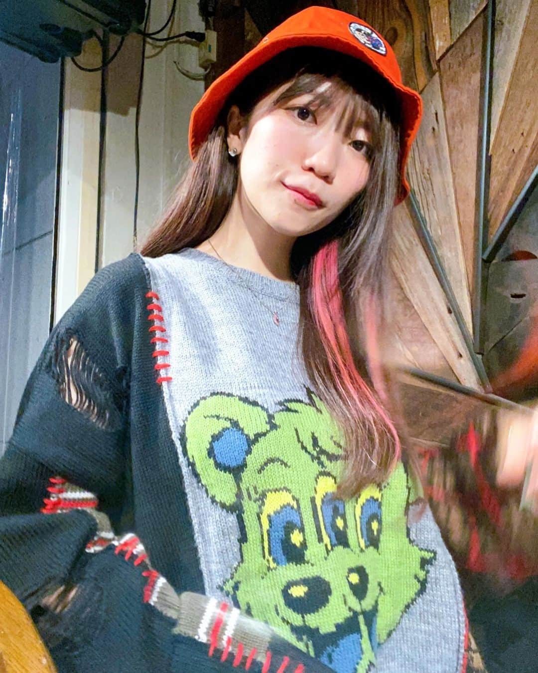 ぱいぱいでか美のインスタグラム：「Candyの超お気に入りのニット☆☆☆ ꙳ #knit #socks #candystripper  #buckethat #tirededge  #俺はインスタグラマーになりてぇ ꙳ この前の月例で着たCandyのニット！ ドでかく編み込まれたイカれたくまさんも 袖のチェックもボーダーもダメージ加工も 全てにおいて好みすぎて展示会で一発で決めたやつです☻ ほんと可愛すぎる〜 シルエットが大きいのも最高〜 こういうの着るときは下にショーパンとかハーフパンツ履いて ダボっとした感じに見せるのが好きです。 バケハはちんたくさん @chintakustastagram のブランド！ この前京寿々行ったときにくれた！ ありがとうございますー！ イカれたくまさんのニットに、お薬の帽子を合わせるという 自分だけの裏テーマがありました。笑」