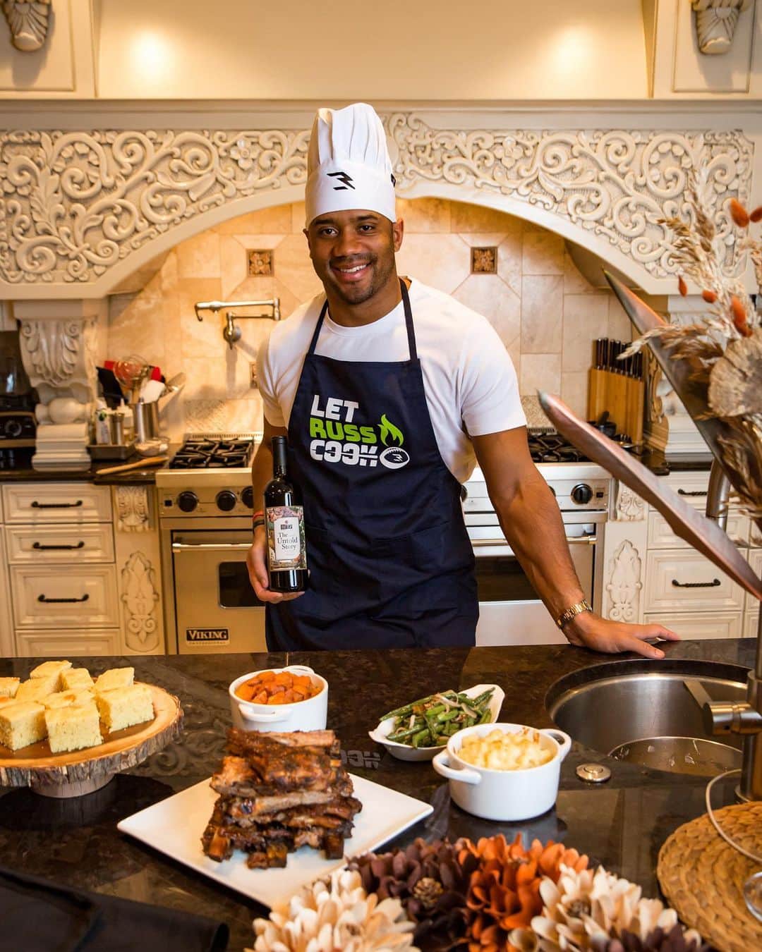 ラッセル・ウィルソンのインスタグラム：「This holiday season, give a gift that helps others eat! Starting today, you can purchase this exclusive #LetRussCook apron + "The Untold Story” wine bottle package, and directly benefit the @whynotyoufdn and @unitedway to help feed families in need. The package is available at @safeway and @albertsons locations in WA or online at the Betz Family Winery website. Hit the link in my bio to learn more. #WhyNotYou」