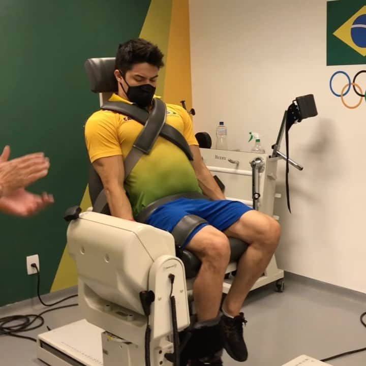 アルトゥール・オヤカワ・マリアノのインスタグラム：「Iniciando a semana com muita força! Coragem! 💪🏻💥 Testes de força e resistência no Laboratório Olímpico do Time Brasil .  #EsporteClubePinheiros #ComitêOlimpicoBrasileiro #COB #Caixa #Cbg #BolsaPodio  #ForçasNoEsporte #Cda #Petrobras #TimePetrobras #Aminovital #TimeAjinomoto #isocinetico #força」