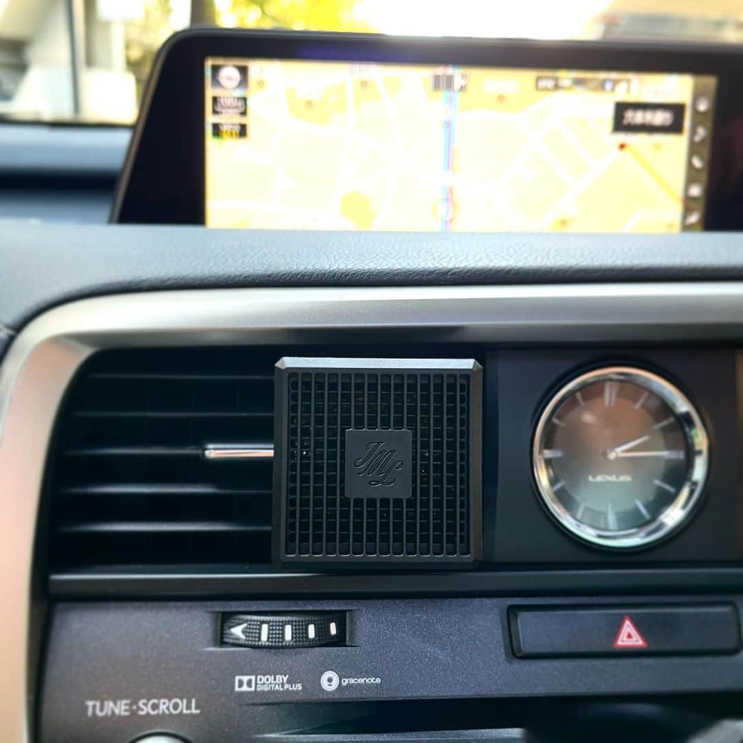 星玲奈さんのインスタグラム写真 - (星玲奈Instagram)「車でも　@jomalonelondon の香りが感じられるなんて😍 発売されたばかりのJo Malone Londonのカーディフューザー🚗 デザインはさすがのスタイリッシュさ✨ 中に入れるリフィルは 代表的なライム バジル&マンダリンの香りと ウッド セージ&シーソルトの２種類😊 車の中はこれくらいのスッキリの香りがちょうどいい✨ 今はライム バジル&マンダリンの香りを使っています😊 これを車につけた日、 息子に、『ママ、ジョーマローンのなんか買ったでしょー！』と言われた😳 すごすぎる小三男子の鼻と意識（笑） ・ #jomalonelondon #カーディフューザー」11月30日 23時56分 - reinahoshi1015