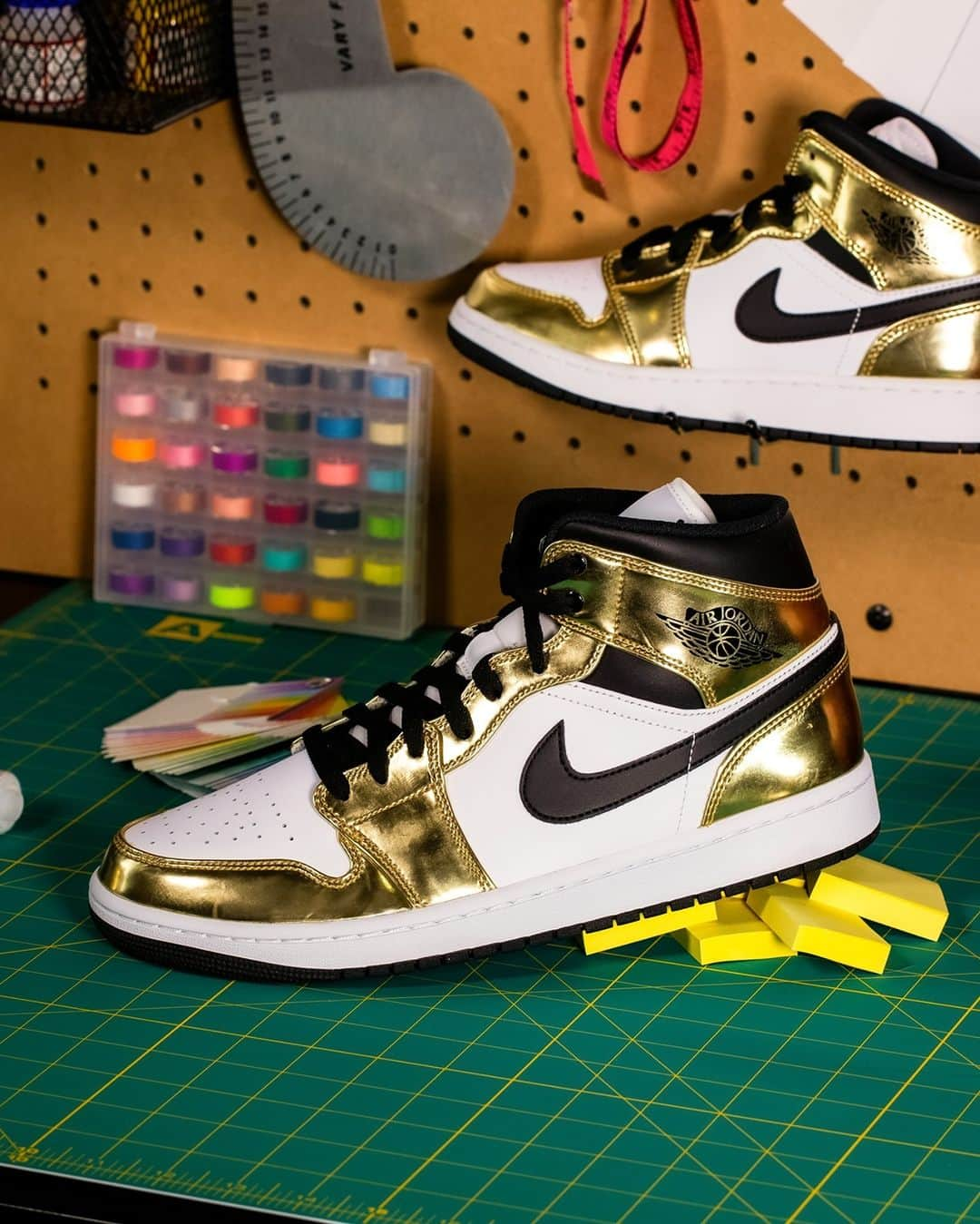 Foot Lockerさんのインスタグラム写真 - (Foot LockerInstagram)「#Jordan 1 Mid SE 'Gold' is now available in full family sizing! #12daysofgreatness」12月1日 0時00分 - footlocker