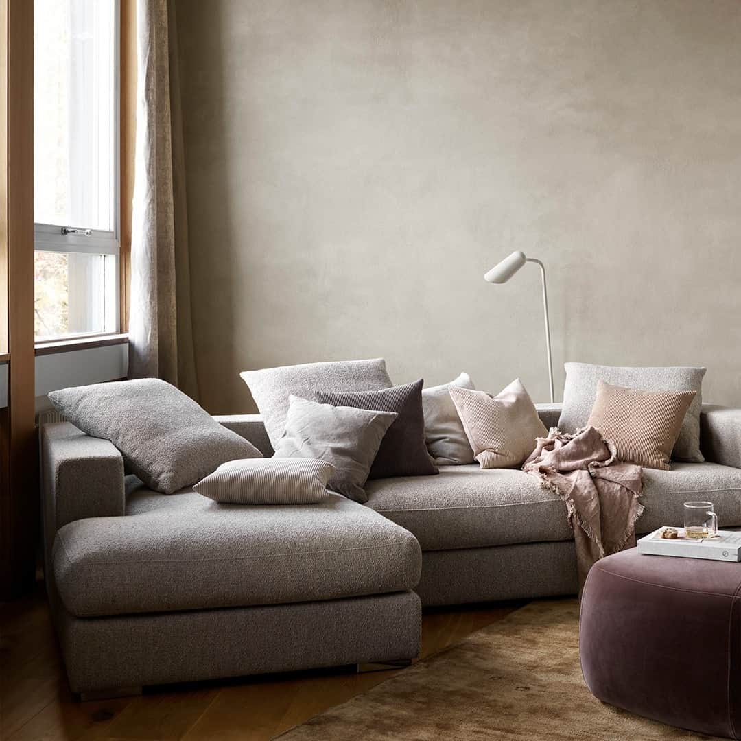 BoConceptさんのインスタグラム写真 - (BoConceptInstagram)「The recipe for a cosy living room? A palette of warm tone-in-tone neutrals, butter-soft fabrics, a floral accent and the most important ingredient…you.  #boconcept #liveekstraordinaer #sofa #livingroom」12月1日 0時05分 - boconcept_official