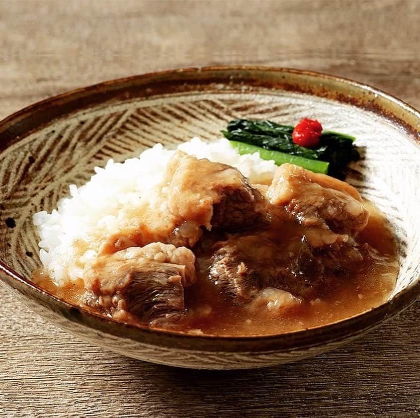 桜井誠のインスタグラム：「明日12月1日の夜22時より、おうちで桜井食堂開店いたします！ 前回大変ご好評を頂いた、A5ランクの宮崎牛を使用した「とろとろ牛バラあんかけ飯」と、アメトーーク🌈でも大好評の、もはや王道の味「特製スパイスチキンカレー」を販売いたします。 更に近日、スペシャルメニューも登場、、？ 2020年締めくくりの桜井食堂、要チェック☝️☝️ ご購入HPは、プロフィールにリンクで貼ってあります。  #桜井食堂　#スパイスカレー　#牛バラ」