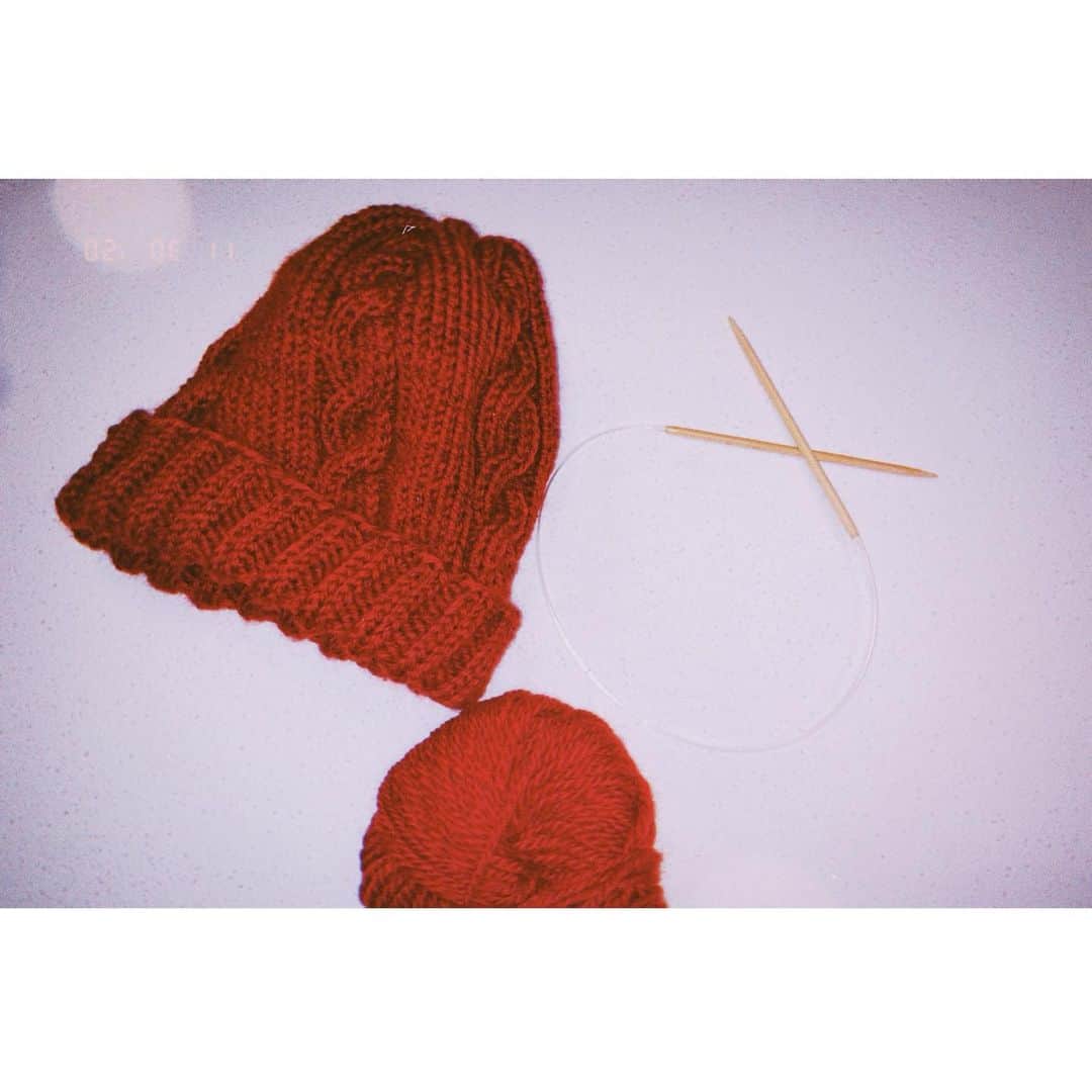 木村カエラさんのインスタグラム写真 - (木村カエラInstagram)「娘に帽子を編んでーとせがまれて、 編んでみたら意外と可愛い丸いニット帽が出来上がった。🧶 わたしのものにしちゃおうかな。 娘のものは俺のもの。 俺のものは俺のもの。 絶対ダメっていわれるな。  #手編み帽子」12月1日 0時07分 - kaela_official