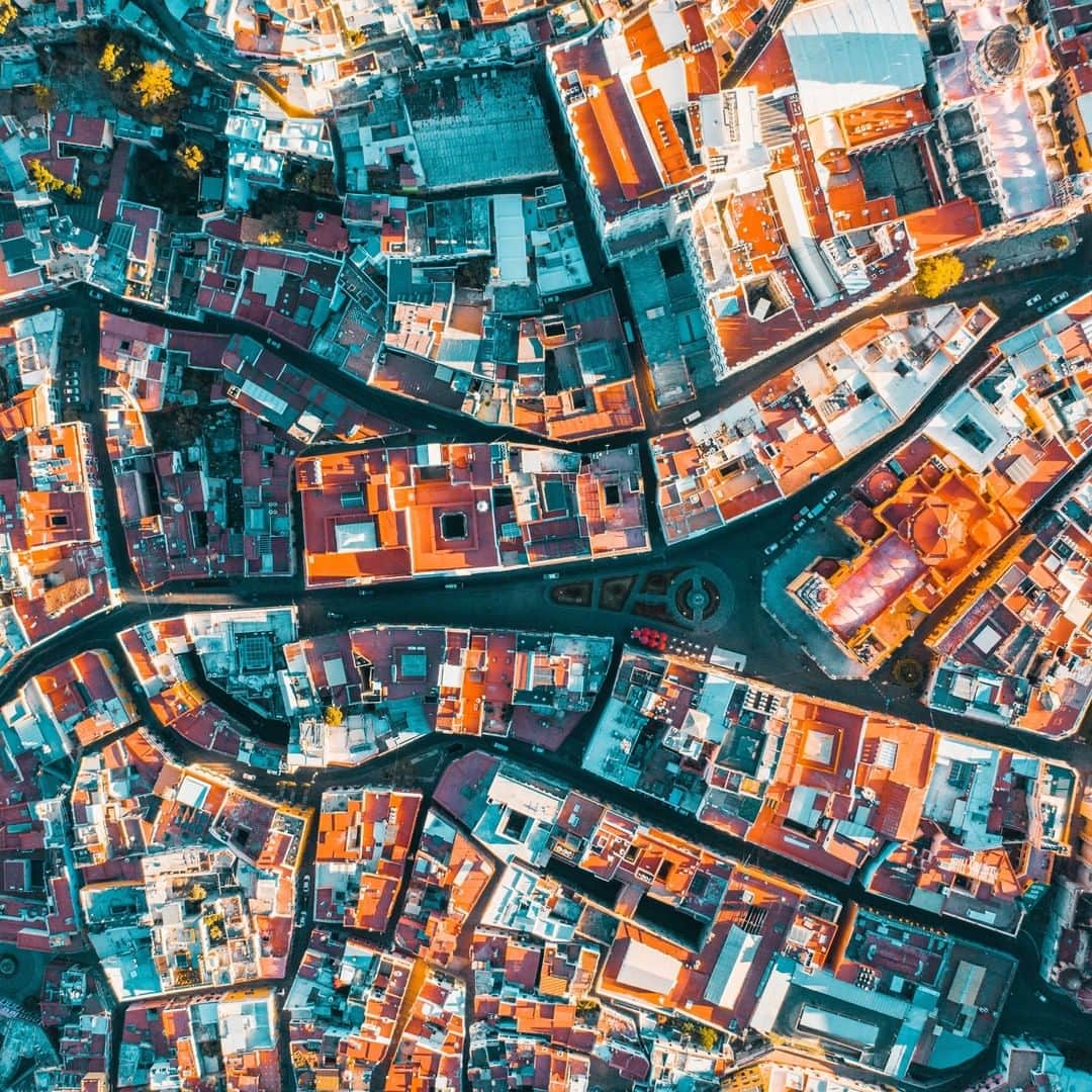 Discoveryさんのインスタグラム写真 - (DiscoveryInstagram)「The colorful old town of Guanajuato, Mexico.🇲🇽  #welovecolor #mexico #guanajuato #aerialphotography」12月1日 0時08分 - discovery