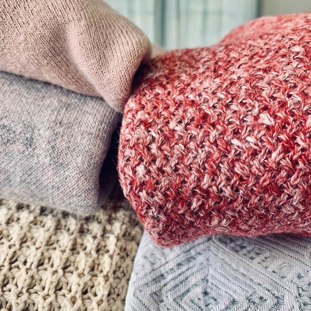 近藤麻理恵のインスタグラム：「Sometimes thick sweaters won’t stand upright on their own – and that’s okay! For those bulky items, try laying them flat. Photo by certified KonMari Consultant @simplyserenezurich.」