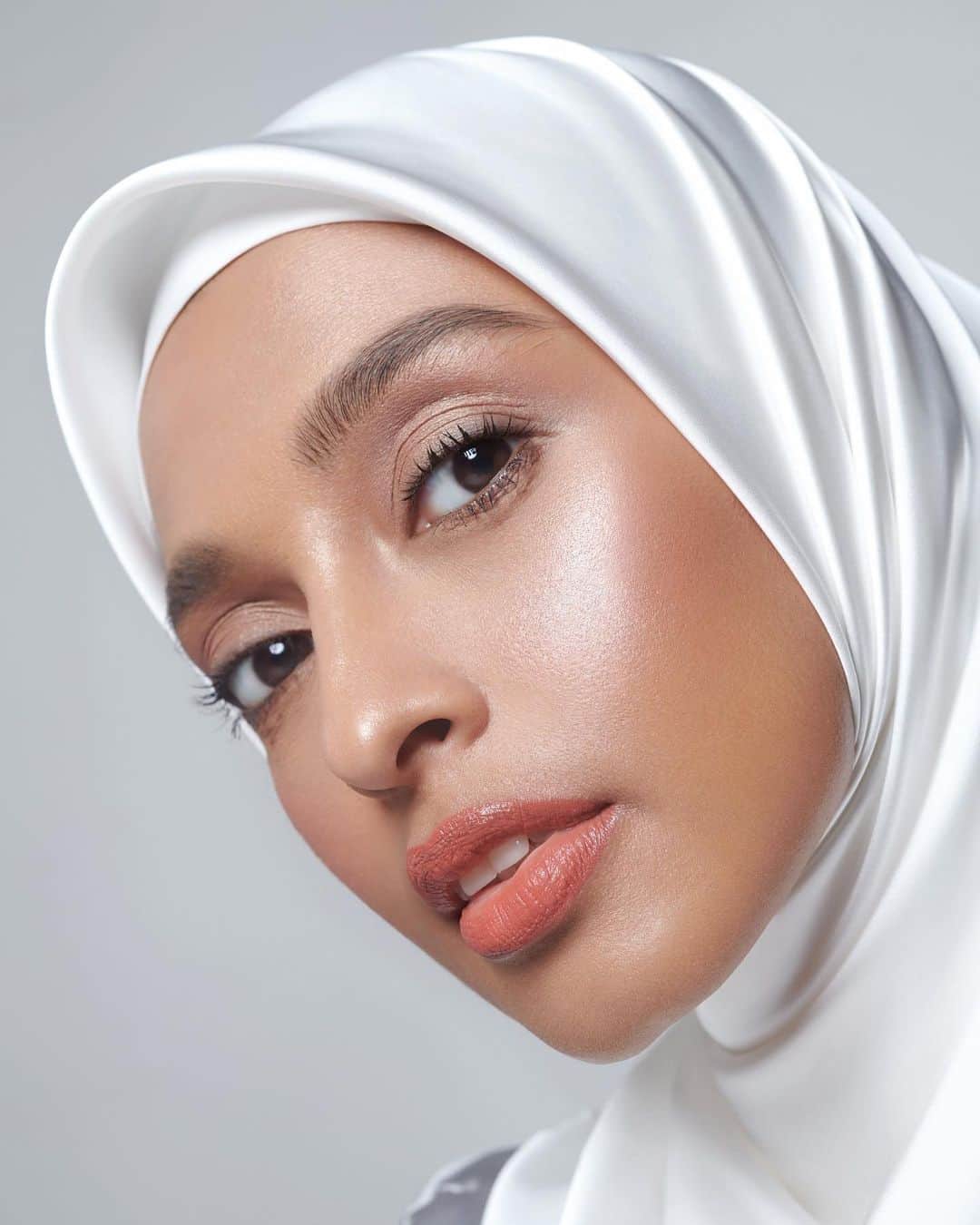 ラウディアシンシアベラのインスタグラム：「بِسْمِ اللَّهِ   . . @shafiraumm for @lbeauty.bylcb 🤍 Thank u kaaa untuk energy confidence nya.  semoga rasa yang kk bangun bisa mewakilkan sebagian wanita.  Bahwa kalian semua itu cantik😉 #cantikitusimpel✨  #lbeautybylcb #shadeno4」