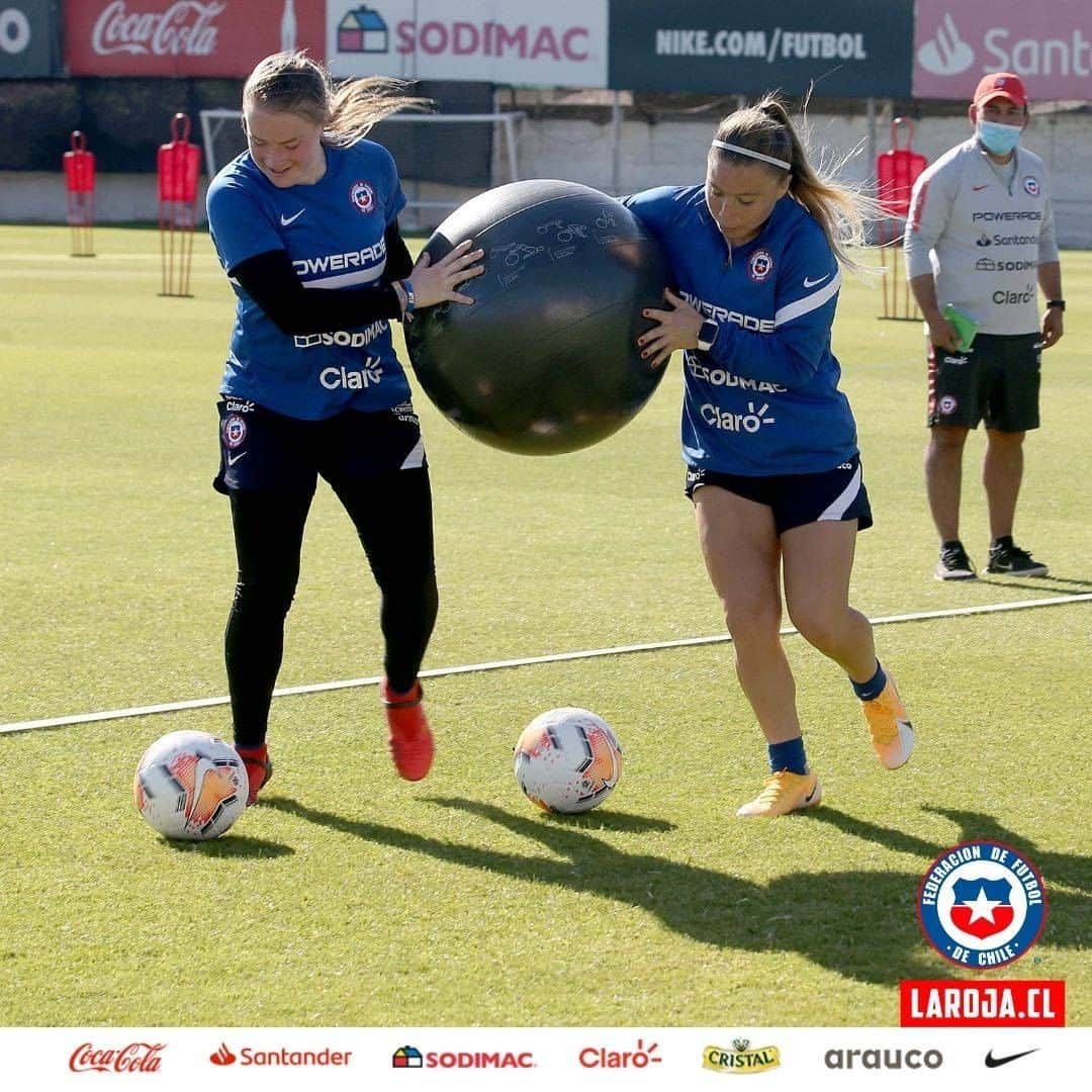 サッカーチリ代表チームさんのインスタグラム写真 - (サッカーチリ代表チームInstagram)「🇨🇱😍 Revisa las imágenes del entrenamiento de este domingo de #LaRojaFemenina, que ya prepara el segundo partido ante Zambia.  📅 Martes 1 de diciembre 🕰 18:30 horas 🏟 Estadio Nacional  📸 Carlos Parra (@parrazagal)  Comunicaciones ANFP   #LaRoja #Chile #SelecciónChilena」12月1日 0時20分 - laroja