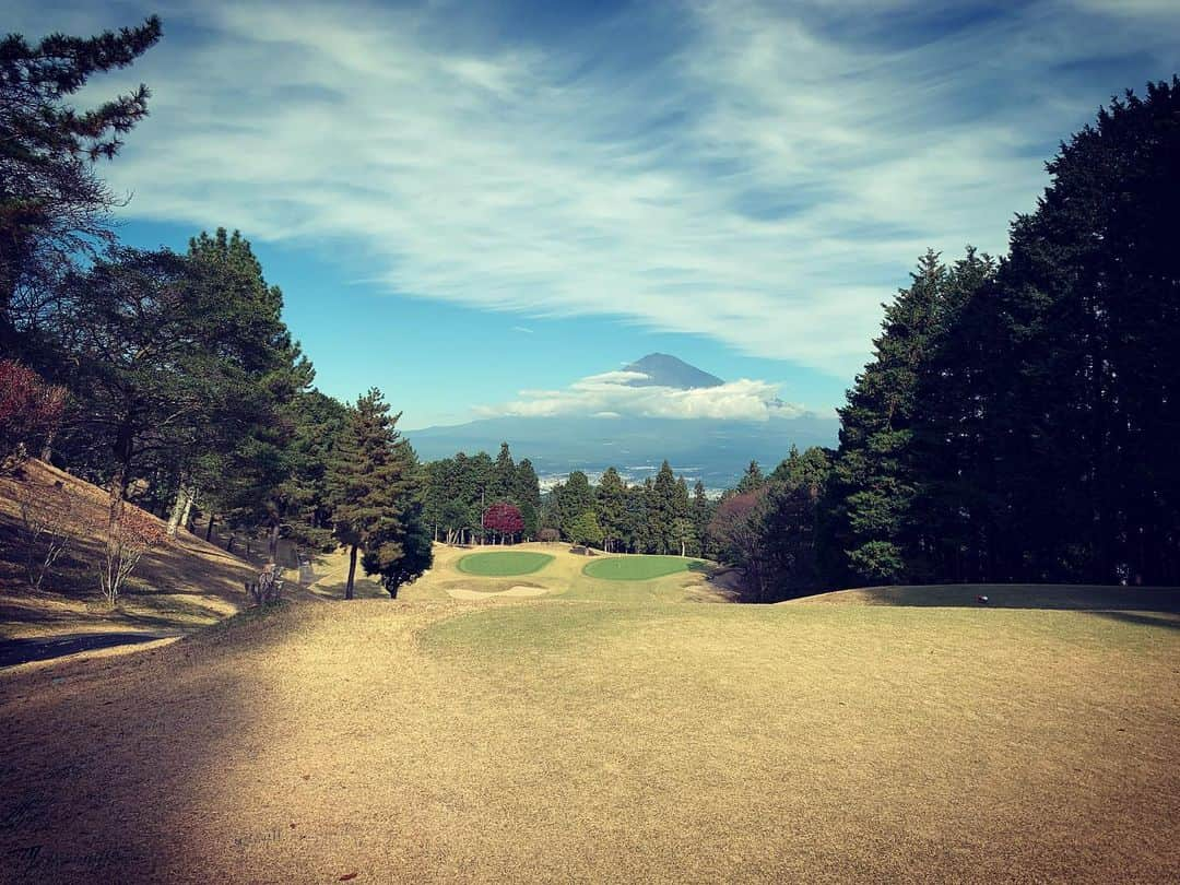 三浦雄也のインスタグラム：「ゴルフ⛳️ 良い天気でした！  #課題はつま先下がり #富士山 #今年はなかなか雪が積もらない  #そろそろ釣りも行きたい #アジ釣りたい」