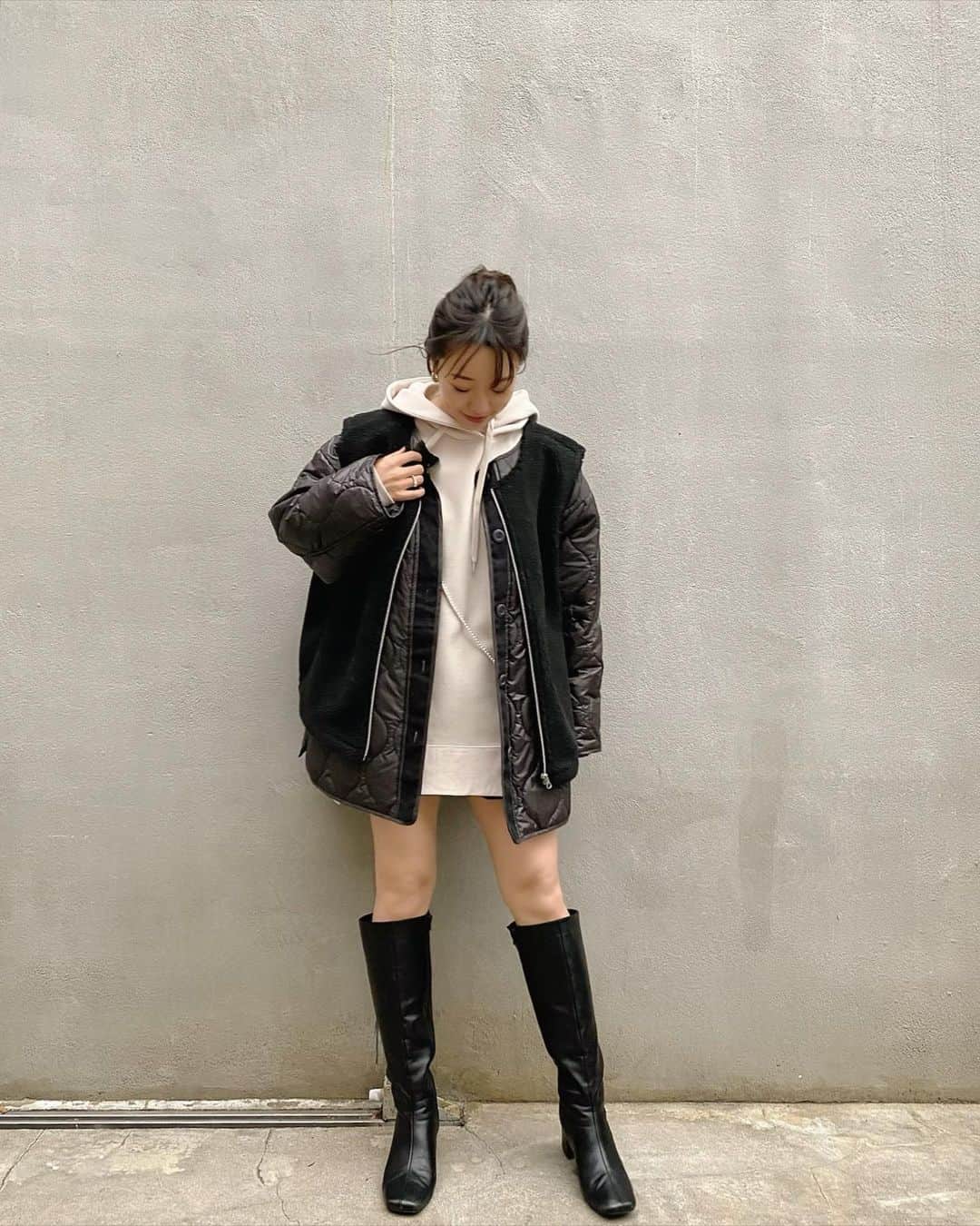 吉田佳菜のインスタグラム：「ㅤㅤㅤㅤㅤㅤㅤㅤㅤㅤㅤㅤㅤ ㅤㅤㅤㅤㅤㅤㅤㅤㅤㅤㅤㅤㅤ 大好きな12月🎄 今年ももう1ヶ月なんて早いなぁ。。 ㅤㅤㅤㅤㅤㅤㅤㅤㅤㅤㅤㅤㅤ 今月もかわいい新作が続々と入荷予定です！ このアウターももうすぐ🖤お楽しみに！♪ 東京も本格的に寒くなってきたから 新しいアウター買い足したいなぁ🐑 ㅤㅤㅤㅤㅤㅤㅤㅤㅤㅤㅤㅤㅤ ㅤㅤㅤㅤㅤㅤㅤㅤㅤㅤㅤㅤㅤ #kana_chicode #ちわcode #whoswhochico #salonbychico #モノトーンコーデ  ㅤㅤㅤㅤㅤㅤㅤㅤㅤㅤㅤㅤㅤ」