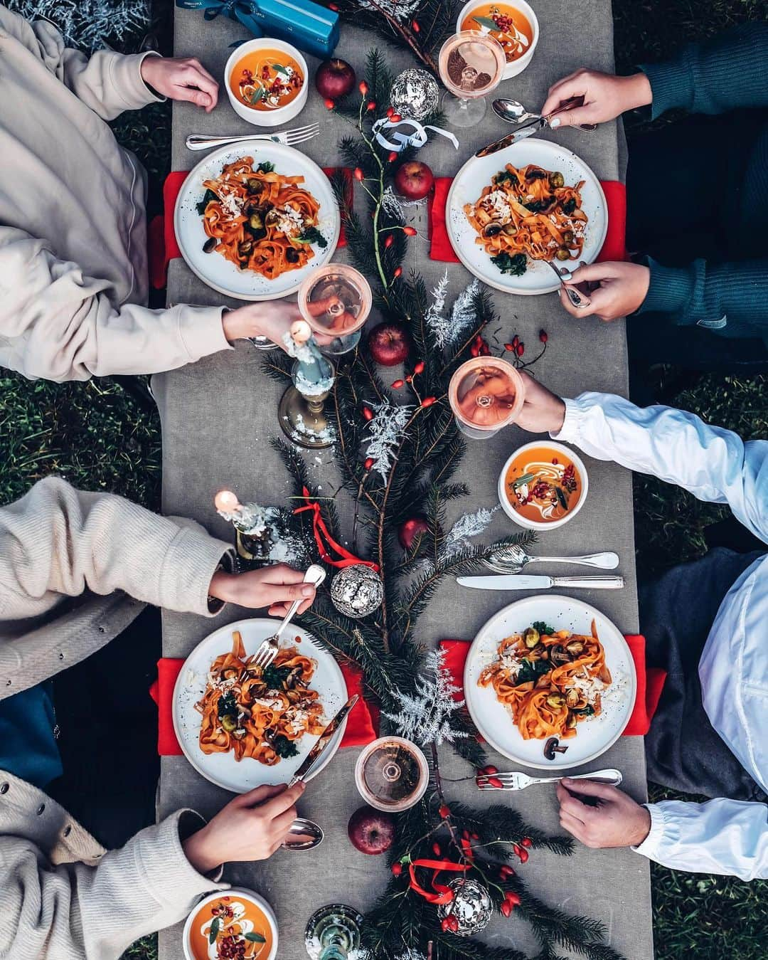 Our Food Storiesさんのインスタグラム写真 - (Our Food StoriesInstagram)「Werbung|Advertisement We teamed up with @christofle to create a festive table with their beautiful Malmaison cutlery, their pretty Christmas balls and a beautiful candlelight🎄🌟 See more in our stories🤗 Happy Monday guys! #christofle  ____ #christofleparis #christoflesilver #silvercutlery #christmasdecor #christmasdecorations #christmasmood #tabledecor #tabledecoration #tablesetting #christmastable #fellowmag #foodstylist #foodphotographer #germanfoodblogger #flowerinstallation #momentslikethese #simplejoys」12月1日 0時27分 - _foodstories_