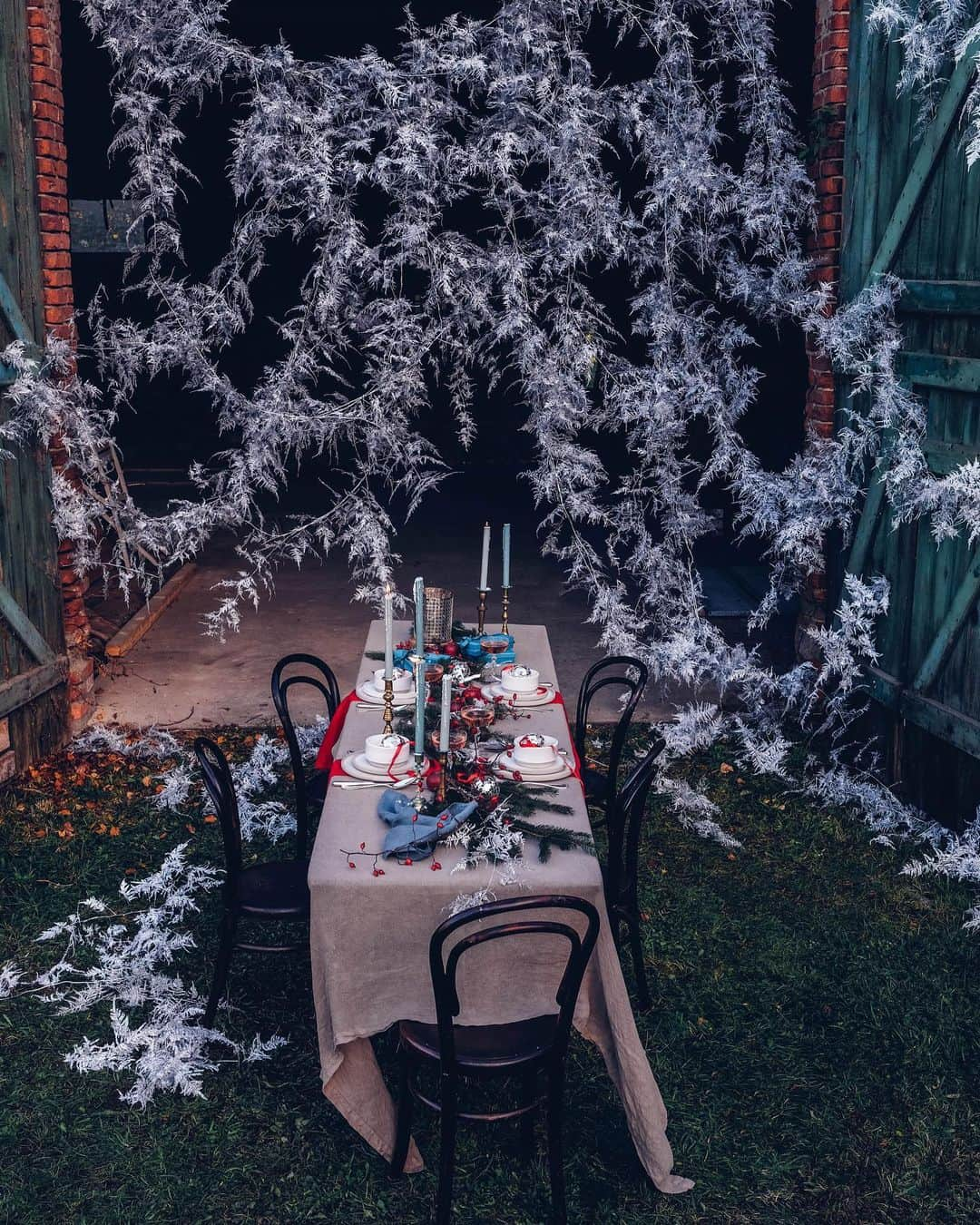 Our Food Storiesさんのインスタグラム写真 - (Our Food StoriesInstagram)「Werbung|Advertisement We teamed up with @christofle to create a festive table with their beautiful Malmaison cutlery, their pretty Christmas balls and a beautiful candlelight🎄🌟 See more in our stories🤗 Happy Monday guys! #christofle  ____ #christofleparis #christoflesilver #silvercutlery #christmasdecor #christmasdecorations #christmasmood #tabledecor #tabledecoration #tablesetting #christmastable #fellowmag #foodstylist #foodphotographer #germanfoodblogger #flowerinstallation #momentslikethese #simplejoys」12月1日 0時27分 - _foodstories_