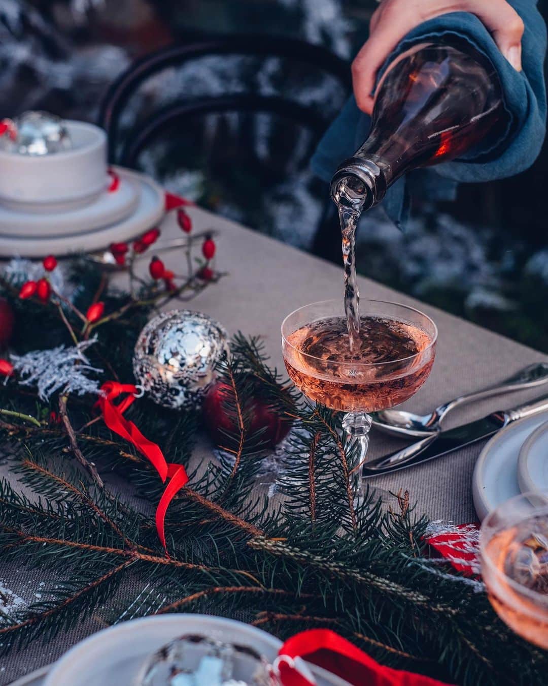 Our Food Storiesさんのインスタグラム写真 - (Our Food StoriesInstagram)「Werbung|Advertisement We teamed up with @christofle to create a festive table with their beautiful Malmaison cutlery, their pretty Christmas balls and a beautiful candlelight🎄🌟 See more in our stories🤗 Happy Monday guys! #christofle  ____ #christofleparis #christoflesilver #silvercutlery #christmasdecor #christmasdecorations #christmasmood #tabledecor #tabledecoration #tablesetting #christmastable #fellowmag #foodstylist #foodphotographer #germanfoodblogger #flowerinstallation #momentslikethese #simplejoys」12月1日 0時27分 - _foodstories_