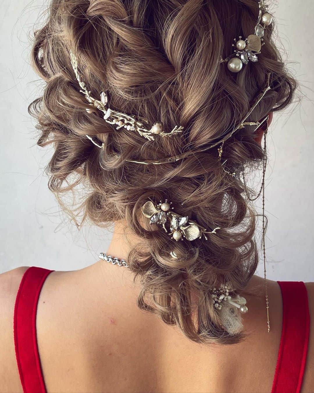 RabichePowのインスタグラム：「ショートヘアーの編みおろし❤️ . 日本編みおろし会幹部での 撮影会の際に、あみおろし指定なのに 髪短いモデルさんに依頼してみた❤️ . なんかそういうのが楽しいとき🤣 . . #日本編みおろし会 #日本あみおろし会副会長  #ラビッシュポー#ルアナウェディング#ヘアメイク#ヘアアレンジ#編みおろし」