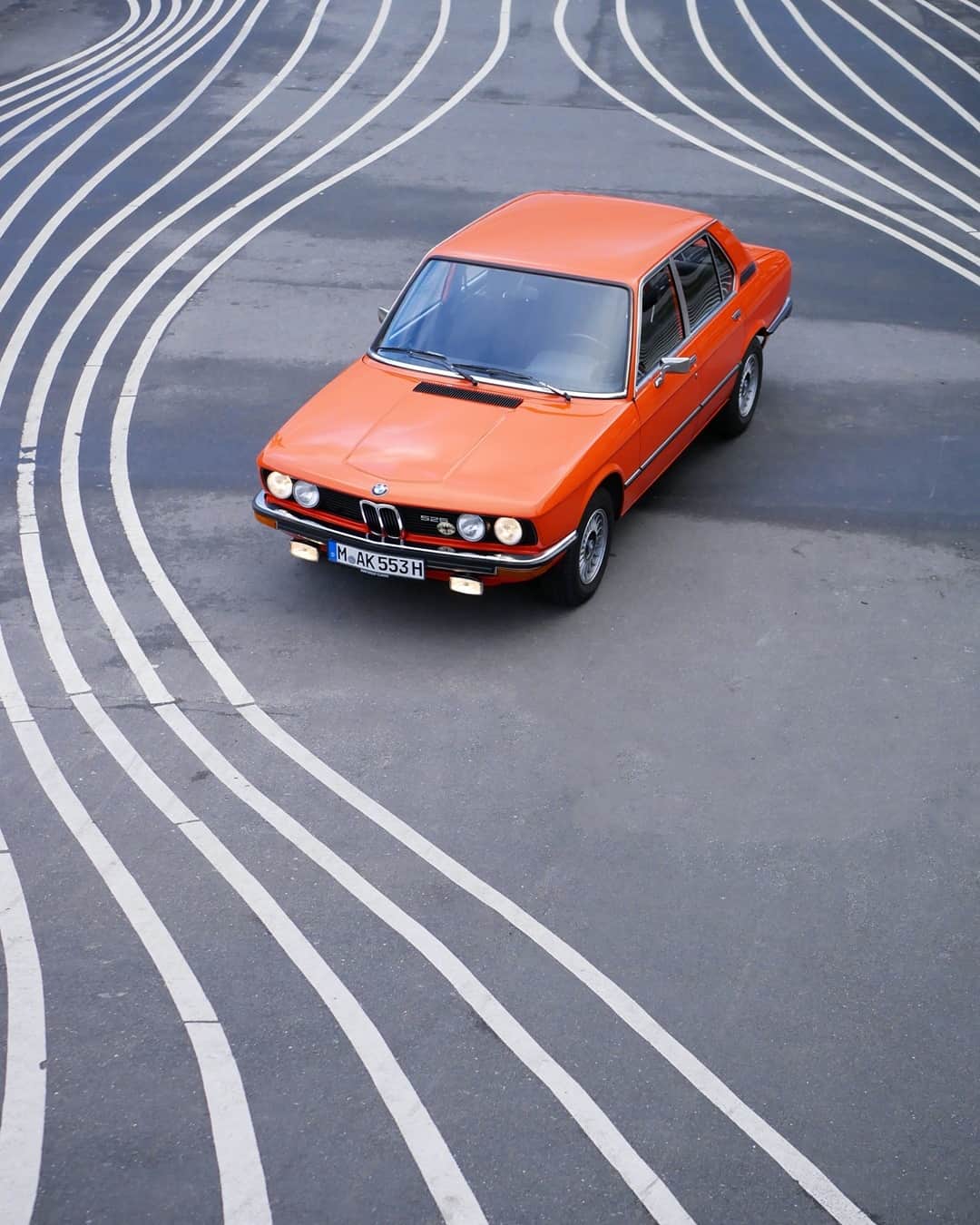 BMWのインスタグラム：「Great design withstands the ravages of time. The first generation of the BMW 5 Series. #BMW #5Series #BMWClassic @sportfahrer @bmwclassic」
