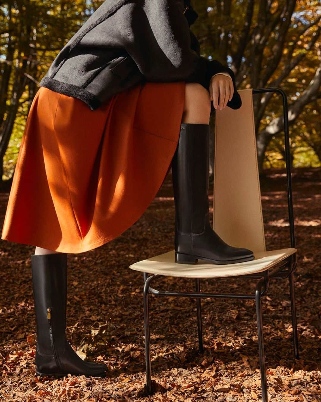 サントーニのインスタグラム：「Woodland walks in boots with a timeless design and androgynous attitude.   #Santoni #SantoniFW20 #MadeinSantoni」