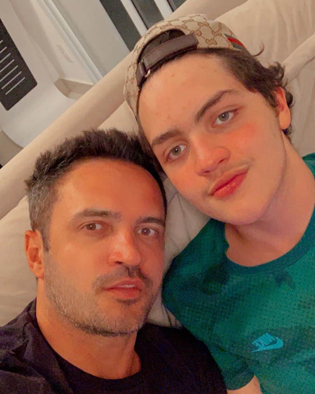 アレッサンドロ・ローザ・ヴィエイラのインスタグラム：「Chegou os 15 anos filhote, e cada ano que passa o orgulho de ser seu amigo e seu pai só aumenta!  Aproveite seu dia da melhor maneira possível, Feliz aniversário, muita saúde e paz na sua vida!  Te amo meu gigante de 1,85 metros @luigi12mendes」