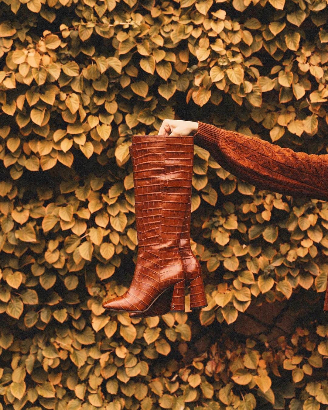 サムエデルマンのインスタグラム：「CYBER MONDAY IS ON.  40% off with code SPIRIT40  See our story for some of our "Best of Sale" picks!  #SamEdelman #Fall2020 #SpiritofSam」
