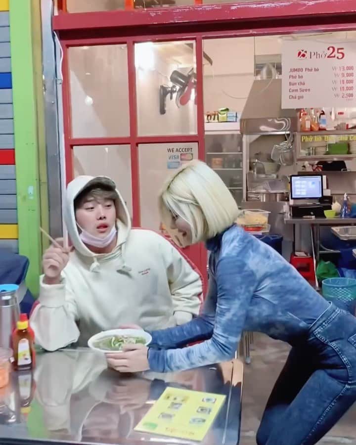 Dj Sodaのインスタグラム：「@kwunhyuksoo 쌀국수집에서 알바하다가 손님 꼬신 썰 (feat.#권혁수 오빠)  🎥 @jinwookitchen」