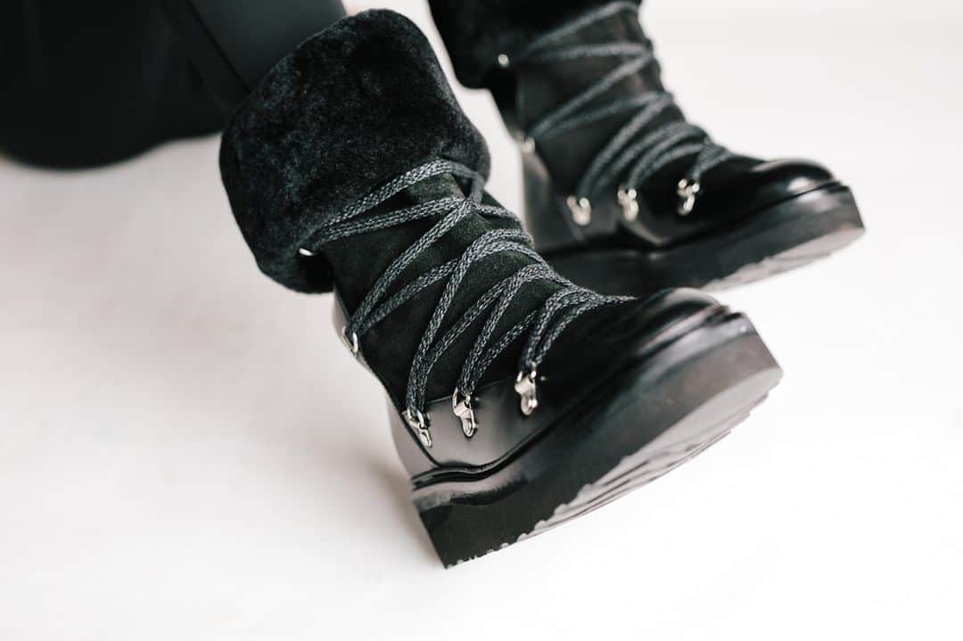 グレンソンさんのインスタグラム写真 - (グレンソンInstagram)「CAMILLE - Ideal for keeping those feet toastie. pictured here in black 🖤⁠ ⁠ ⁠ #winterboots #snowboots #chunkyboots #grensoncamille #grenson #girlsingrenson #grensongirls #womensbrogues #brogues #womenswear #womensshoes #womensfashion #thegoodshoe」12月1日 0時46分 - grensonshoes