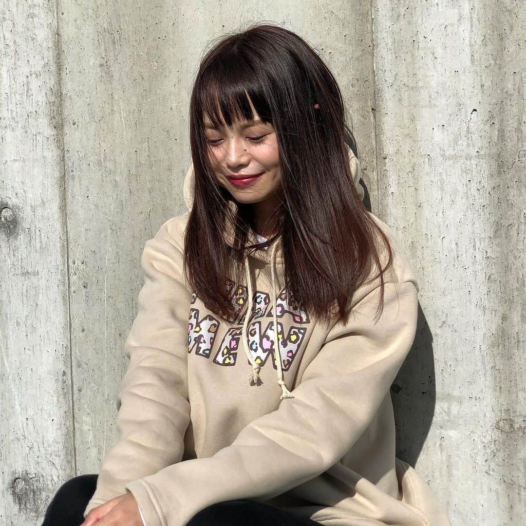 新谷美奈のインスタグラム：「.﻿ ﻿ 今日から12月！﻿ 今年も残すところあと1ヶ月となりましたね。﻿  ライフスタイルが一変した2020年。﻿ ファッションもマスクありきのファッションが 当たり前の時代になりました。﻿ 1年前なんて、マスクをした姿でどんな服が似合うかな？って考えたこともなかったなー。﻿ 変化していく環境の中でどうしたらおしゃれを楽しめるかとか、どう着たらかわいいかなって、いろんな角度から考えることができたのも逆によかったな、なんて思ったり。﻿ ﻿  先が見えず不安な日々の中で、おしゃれをするとちょっぴり気分が上がったり、かわいい！が何かの原動力になったり。﻿ どんなときも、私たちの気持ちをポジティブに変えてくれるのは、やっぱりファッションの力だと改めて感じた1年でした。 ﻿ ﻿ そしていよいよ、2021年の幕開け！ 毎年楽しみにして下さっている福袋も、 今年は特別な思いを込めて作りました。﻿ ﻿ ﻿ “新しい時代の、新しいかわいい”﻿ ﻿ ﻿ 新しい時代のマストアイテム【マスク、マスクケース、エコバッグ】。﻿マスク顔でも、顔まわりを明るく印象づける【カラフルなプリントのトップス&ストール】。﻿ 遠出もなかなかできない今、ちょっとそこまでのワンマイルコーデでも楽しめる【カジュアルなスタイル】。﻿ ﻿ ﻿ そんな“新しい時代の、新しいかわいい”を！﻿ Nina mewのあるライフスタイルを！﻿ たくさんのお客様に楽しんでいただけますように♡﻿ 心を込めて、とびきり可愛いアイテムをたくさん詰め込みました♡ Nina mewの福袋とともに、新しい1年のスタートを！ ぜひご期待下さい😊  @ninamew_official#Ninamew#ニーナミュウ#セレクトショップ#selectshop﻿#HAPPYBAG#福袋」