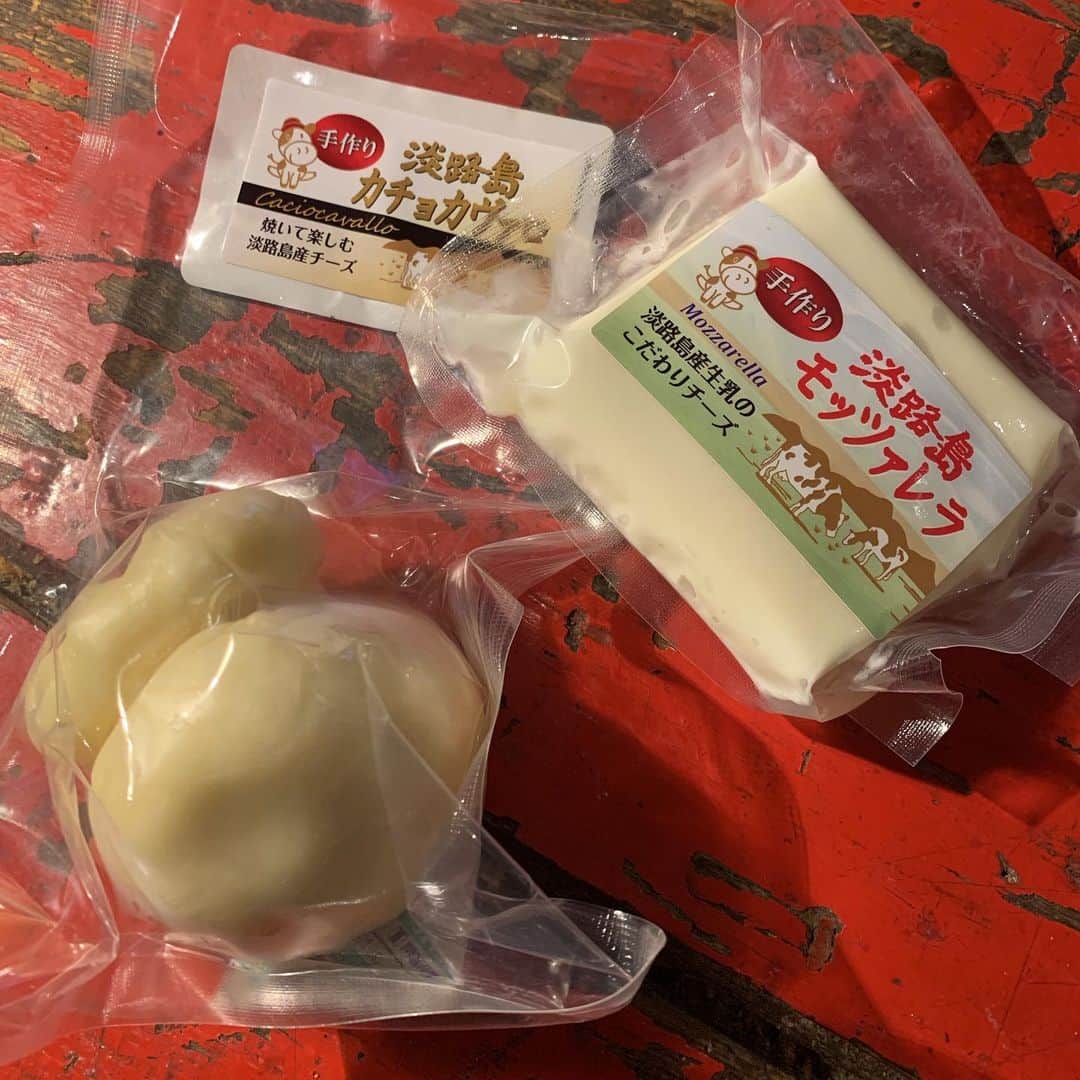 大橋未歩さんのインスタグラム写真 - (大橋未歩Instagram)「兵庫県淡路島産のチーズ。  ふるさと納税で 送られてきましたが このモッツァレラも美味しかった‼️  クリーミーでコクがあるけど さっぱりしていて チーズ自体の味があまりに 美味しいから オリーブオイルとかも何もかけずに いただきました😋  淡路島に本社移転した会社も あったけど 羨ましい、、、😂😂😂  #モッツァレラチーズ  #カチョカヴァロ #淡路牛  #淡路島 #兵庫県 #地元大好き #瀬戸内海　大好き❤」12月1日 0時45分 - o_solemiho815