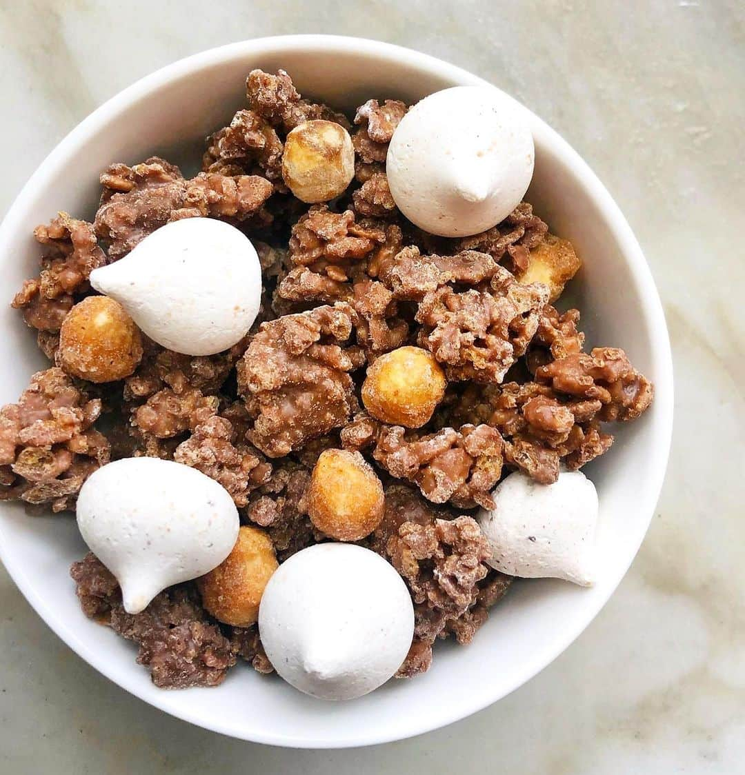 DOMINIQUE ANSEL BAKERYさんのインスタグラム写真 - (DOMINIQUE ANSEL BAKERYInstagram)「Today at 12 NOON ET: We’re launching a brand new batch of our Christmas Morning Cereal for shipping at DominiqueAnselOnline.com. Our holiday cereal blend, with Valrhona Caramelia (caramelized milk chocolate)-covered crispy puffed rice, smoked cinnamon mini meringues, and whole caramelized hazelnuts, is shipping to the 48 continuous U.S. states (while supplies last) just in time for the holidays. It’s become a tradition for us to wake up on Christmas morning and see you all enjoying your cereal for breakfast (but remember, you don’t have to wait until Christmas morning to eat it, just enjoy it by the handful like I do!) 😊🎄」12月1日 0時47分 - dominiqueansel