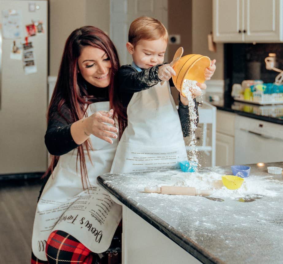 ディーナ・ニコール・コルテーゼのインスタグラム：「In mommys’ kitchen there’s no rules! ❤️ having fun and making memories in our @christopherjohnclothing mommy and me aprons 🍪」