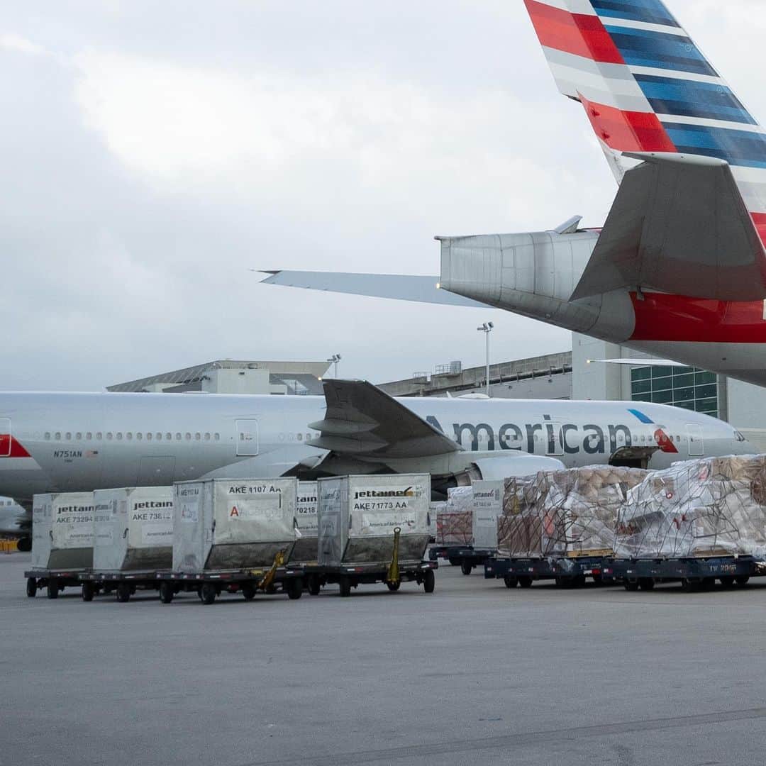 アメリカン航空のインスタグラム：「We've partnered with pharmaceutical and cargo partners to conduct trial flights from Miami to South America as we prepare to transport the COVID-19 vaccine. Learn more about our essential role in transporting the vaccine in our Newsroom — link in bio.」