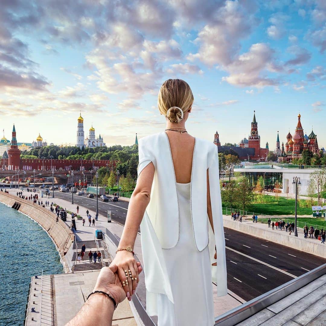 Nataly Osmannのインスタグラム：「My beautiful Moscow Когда я впервые приехала в Москву на поезде на Казанский вокзал, первое что меня поразило – красное небо от огней большого города. И та трепетная любовь и восхищение к городу не пропали спустя 20 лет.  А ещё не было ни дня, когда бы я не проезжала мимо Кремля и не ловила себя на мысли о том, какой он красивый. Во время наших путешествий я всегда с гордостью и удовольствием рассказываю о Москве и мечтаю привезти иностранных друзей, кто снимает контент, в нашу столицу, чтобы показать всему миру, какой она стала модной и интересной. Так что поздравляю любимый город с заслуженной победой в туристическом «Оскаре» — на премии World Travel Awards. И с запуском нового сервиса RUSSPASS, который создан для удобного планирования маршрутов по всей России.  #russpass」
